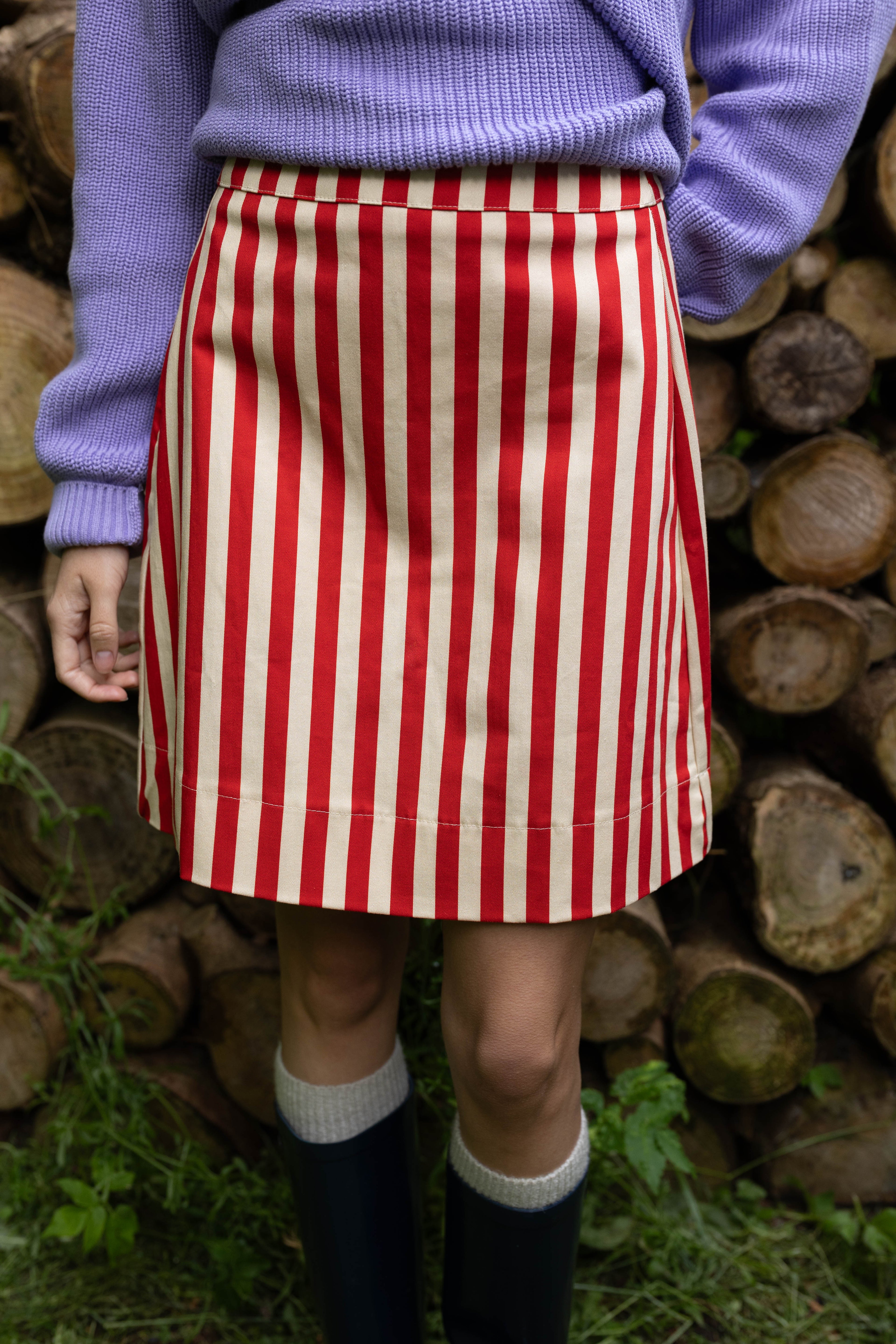 Fin kort canvasnederdel med røde og hvide striber til kvinder