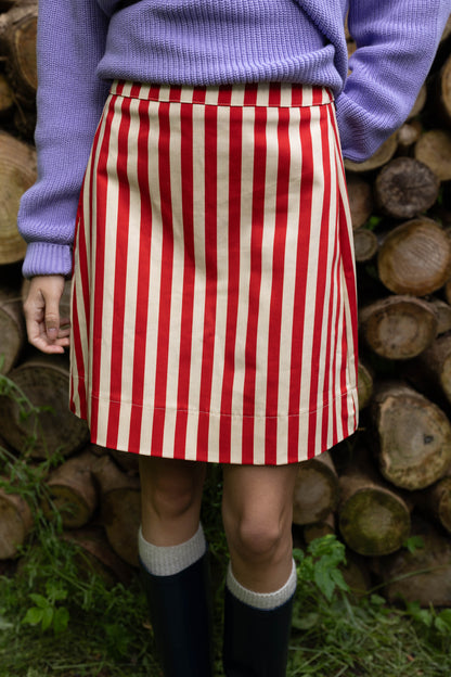 Fin kort canvasnederdel med røde og hvide striber til kvinder