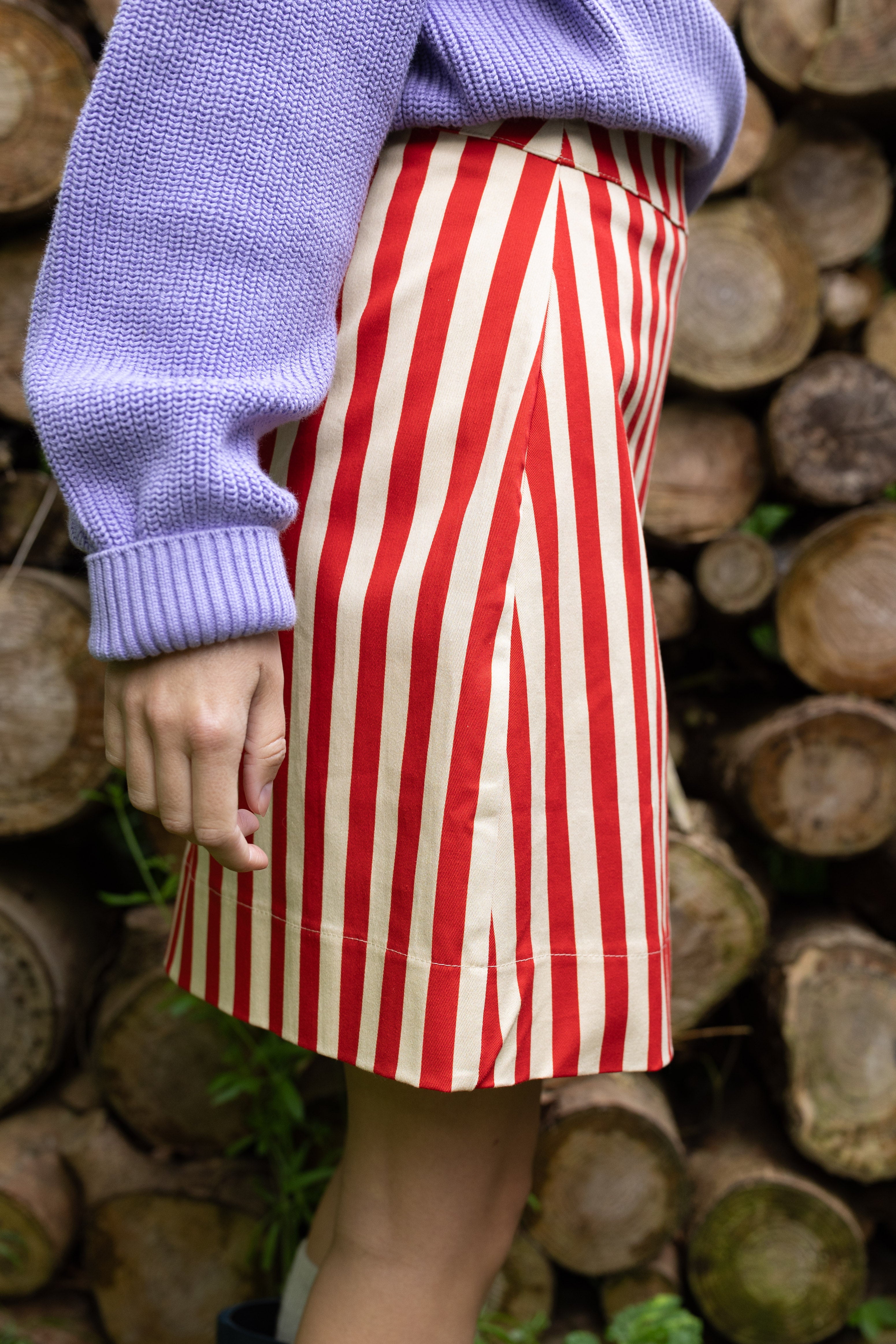 Fin kort canvasnederdel med røde og hvide striber til kvinder