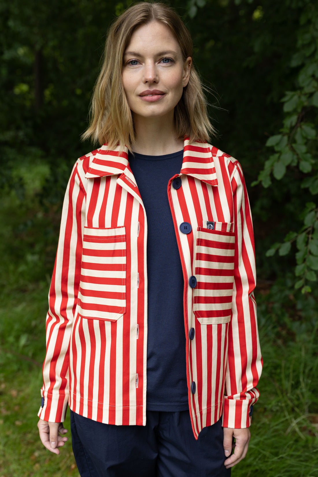 Flot canvasjakke med røde og hvide striber til kvinder