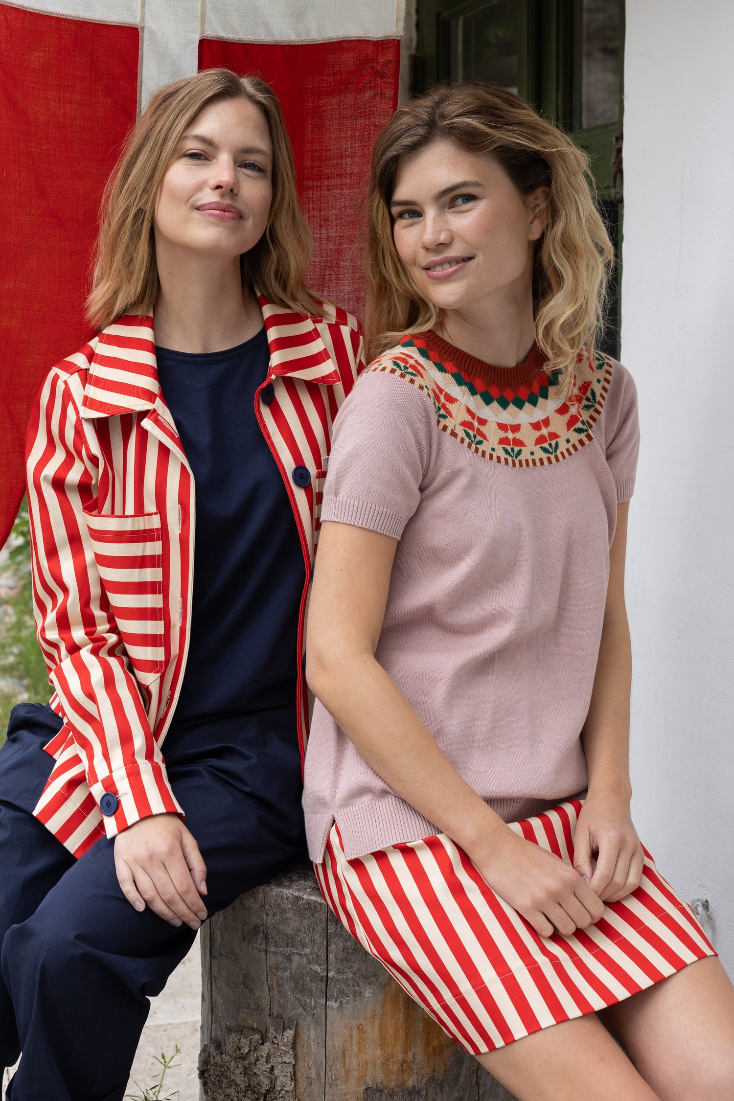 Sød sweater i støvet rosa med blomstermønster og korte ærmer til kvinder