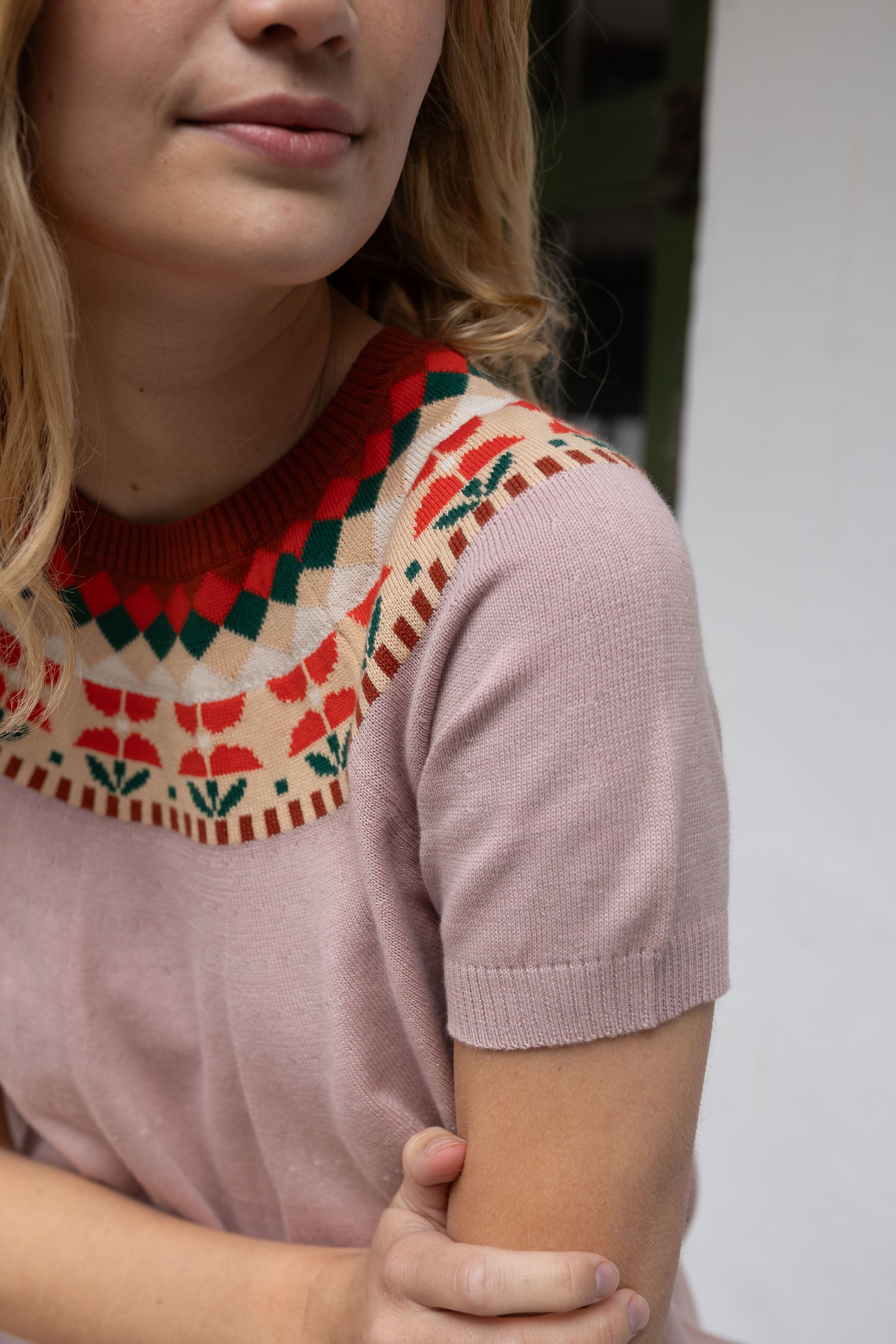 Sød sweater i støvet rosa med blomstermønster og korte ærmer til kvinder