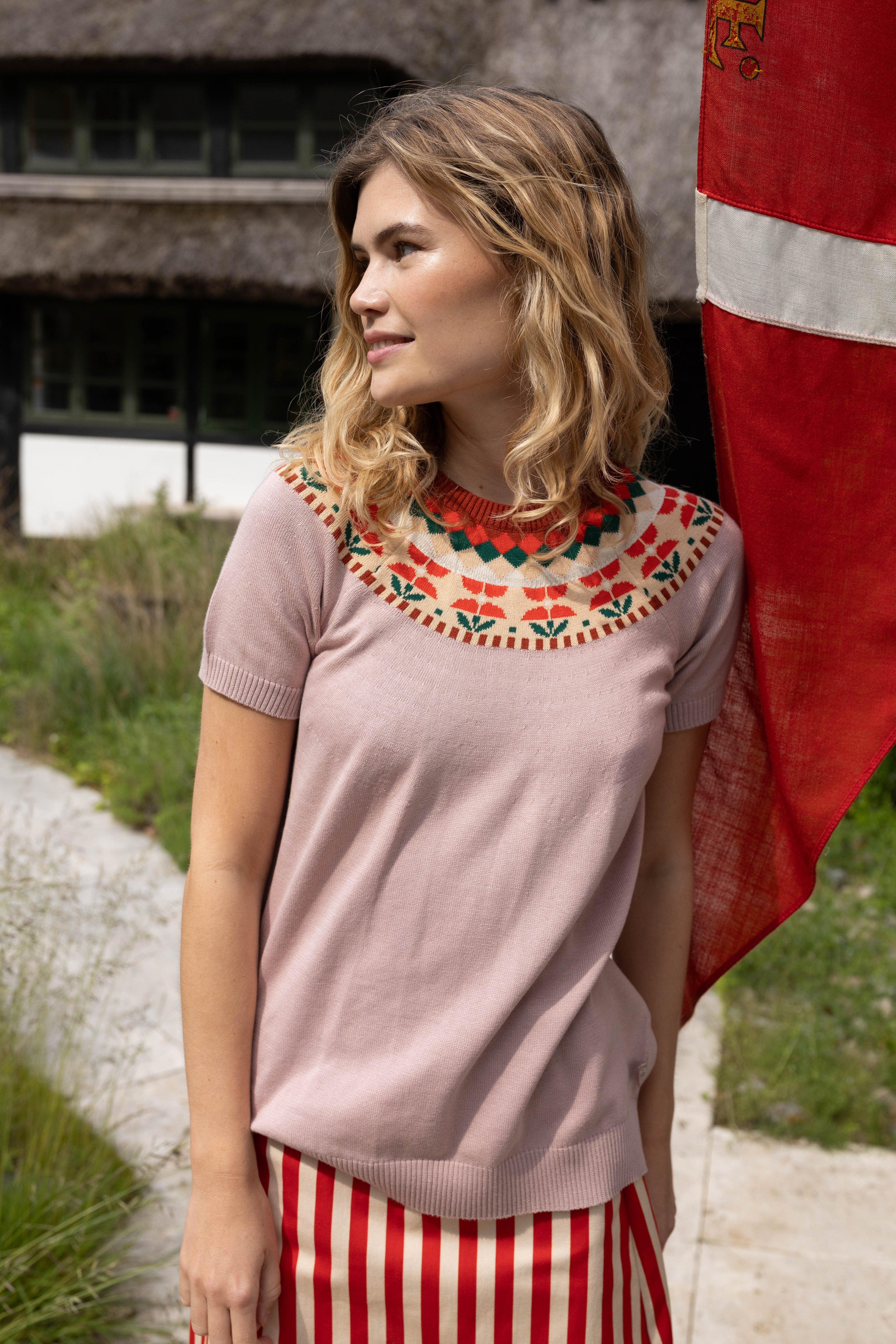 Sød sweater i støvet rosa med blomstermønster og korte ærmer til kvinder