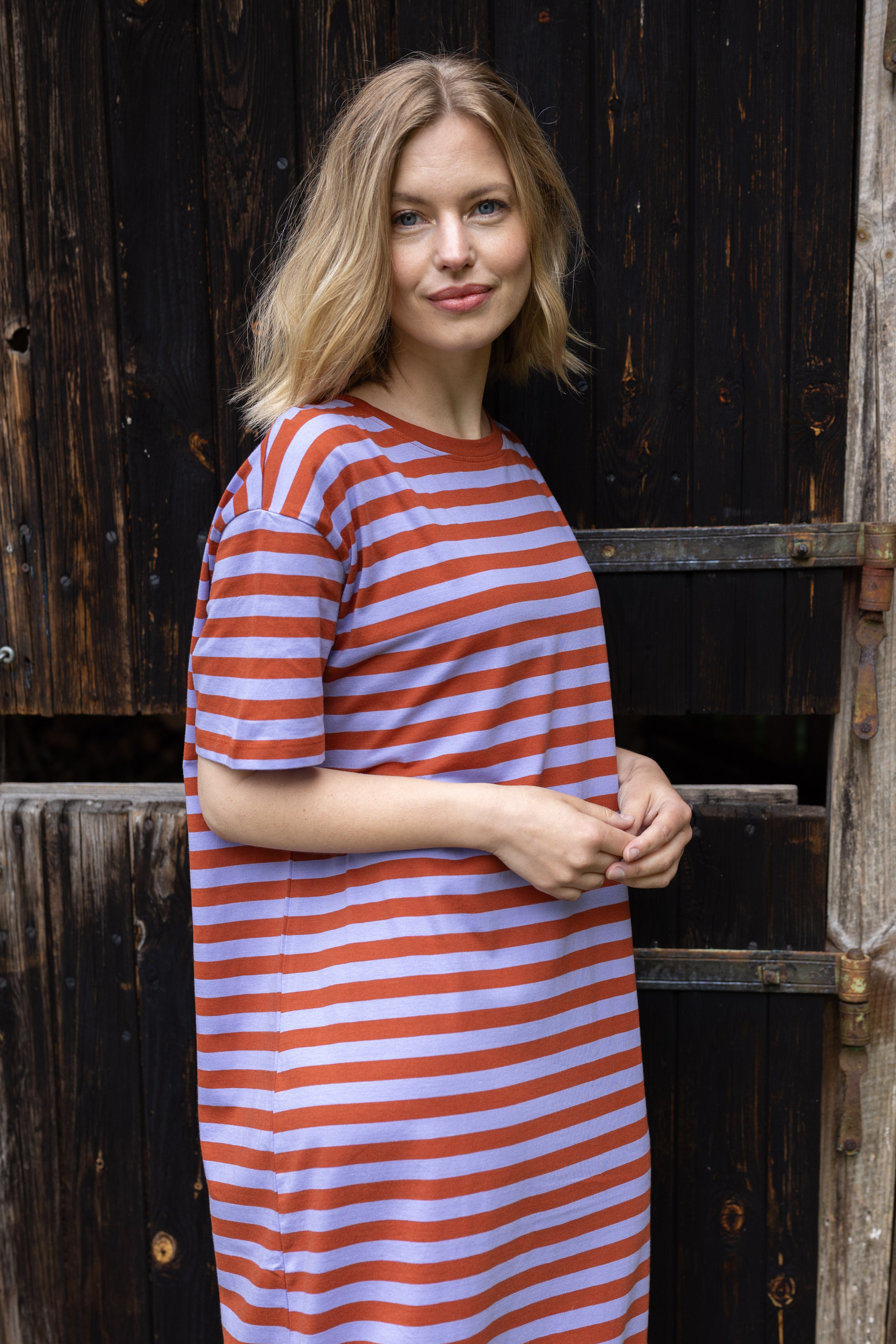 Flot kortærmet bomuldskjole med striber i lyslilla og brændt rød til kvinder