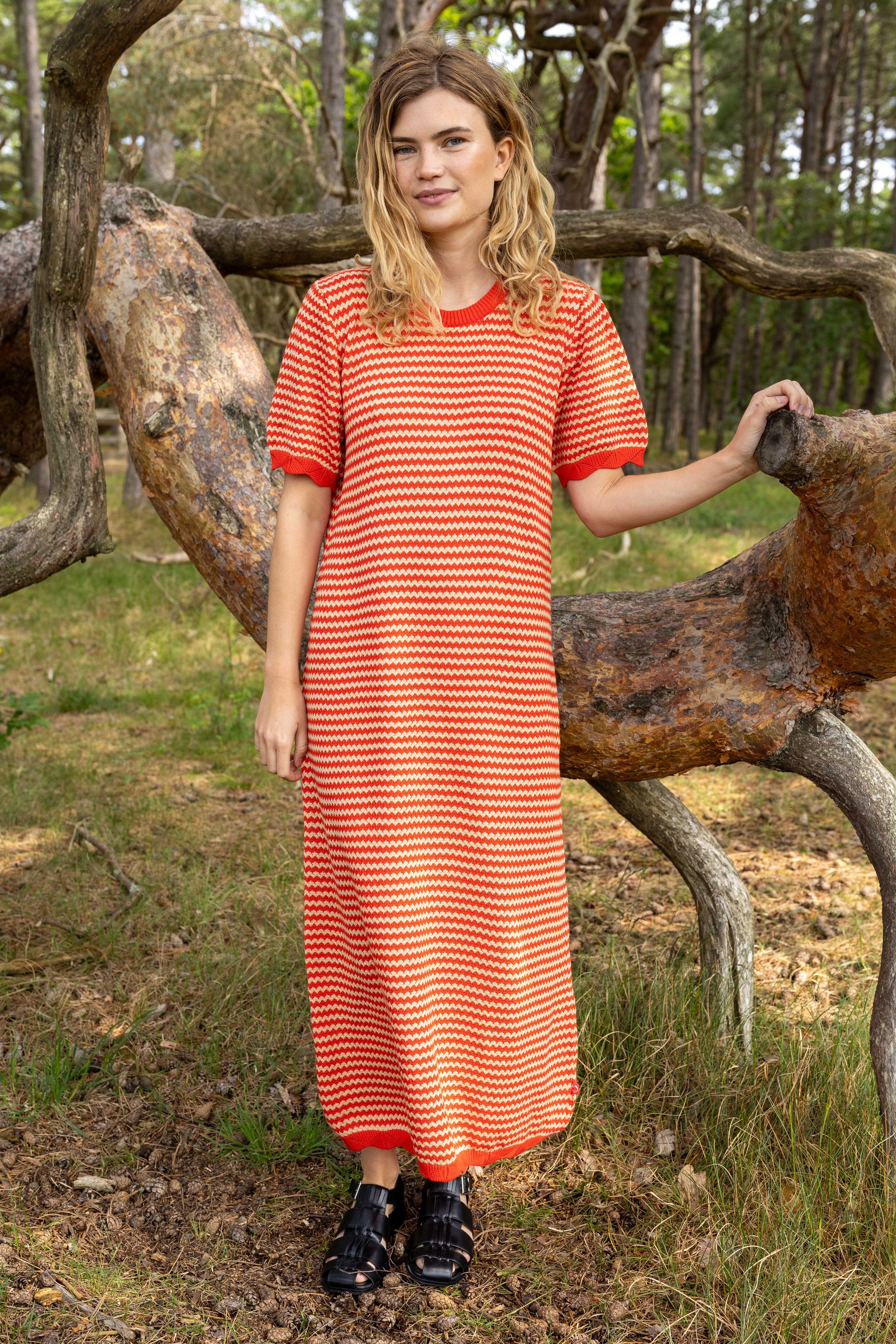 Sød kortærmet kjole i perlestrik med bølgede striber i rød og varm sandfarve