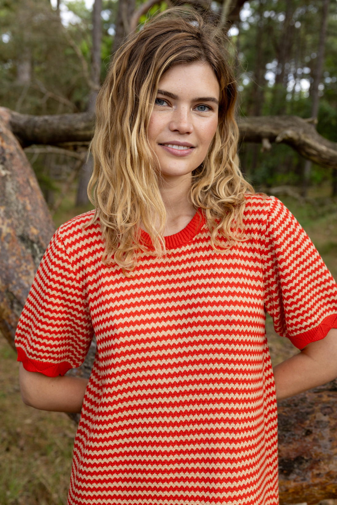 Sød kortærmet kjole i perlestrik med bølgede striber i rød og varm sandfarve