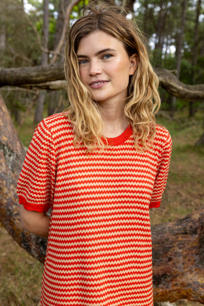 Sød kortærmet kjole i perlestrik med bølgede striber i rød og varm sandfarve