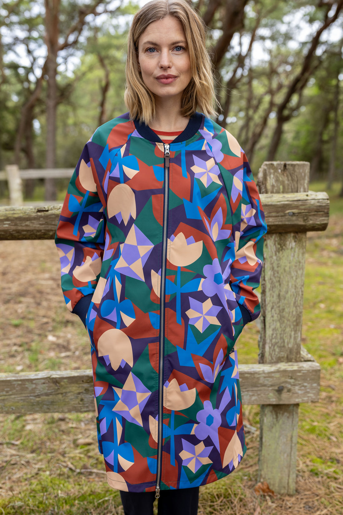 Praktisk mønstret jakke i fantastisk farverigt design til kvinder.