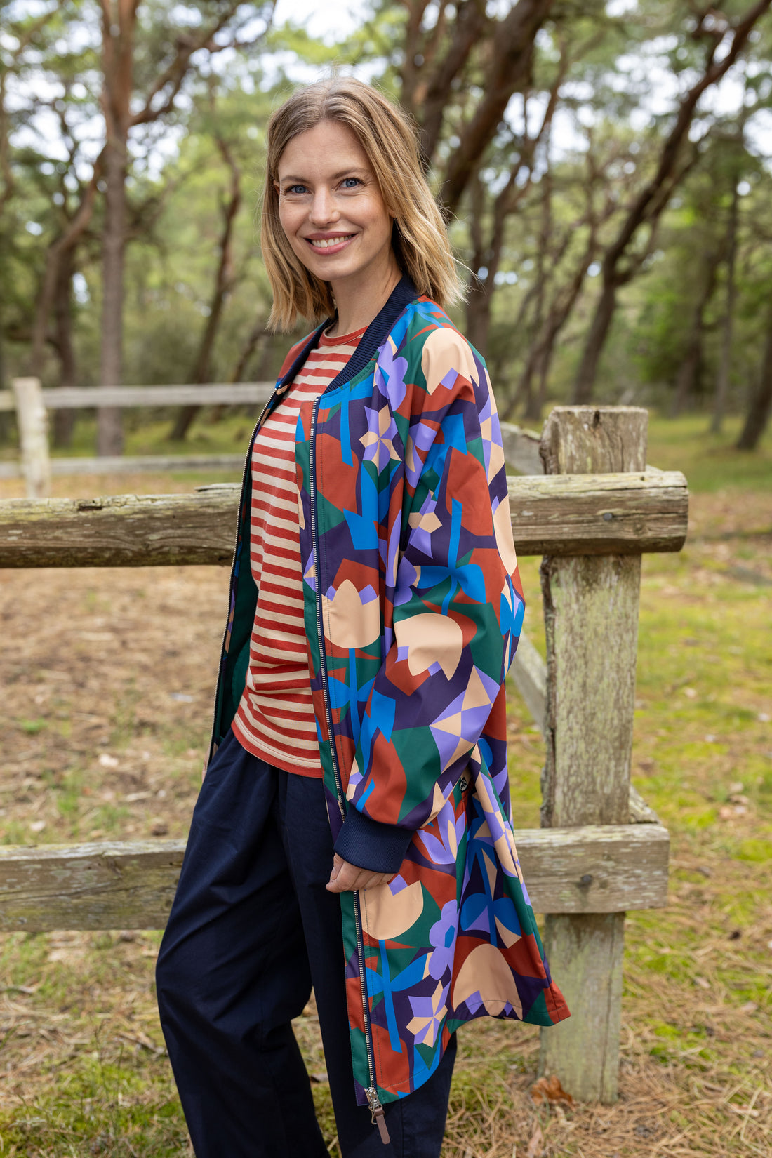 Praktisk mønstret jakke i fantastisk farverigt design til kvinder-1