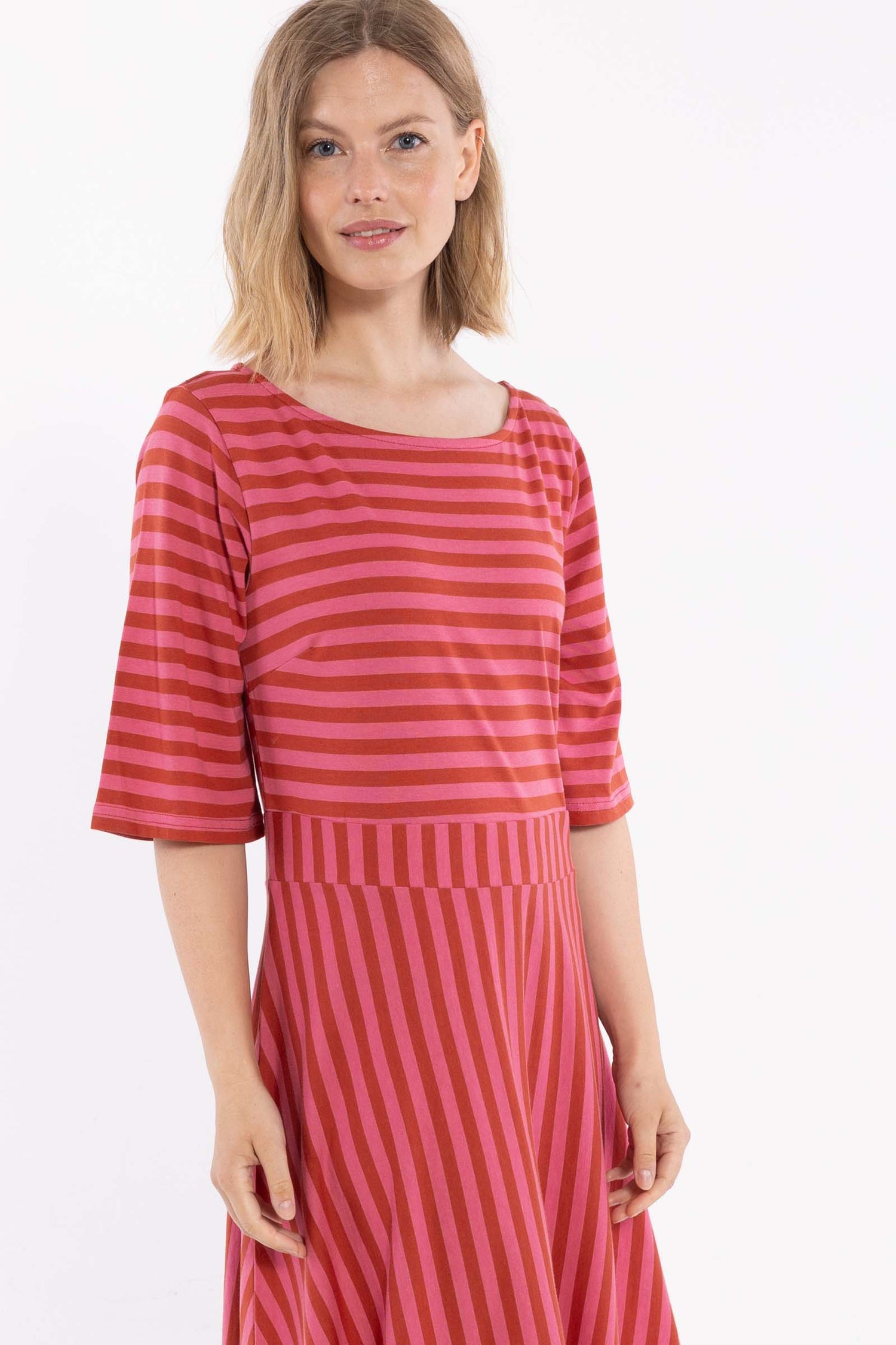 Sød kjole med striber i pink og brændt rød til kvinder