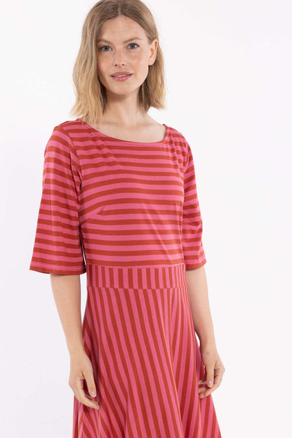 Sød kjole med striber i pink og brændt rød til kvinder