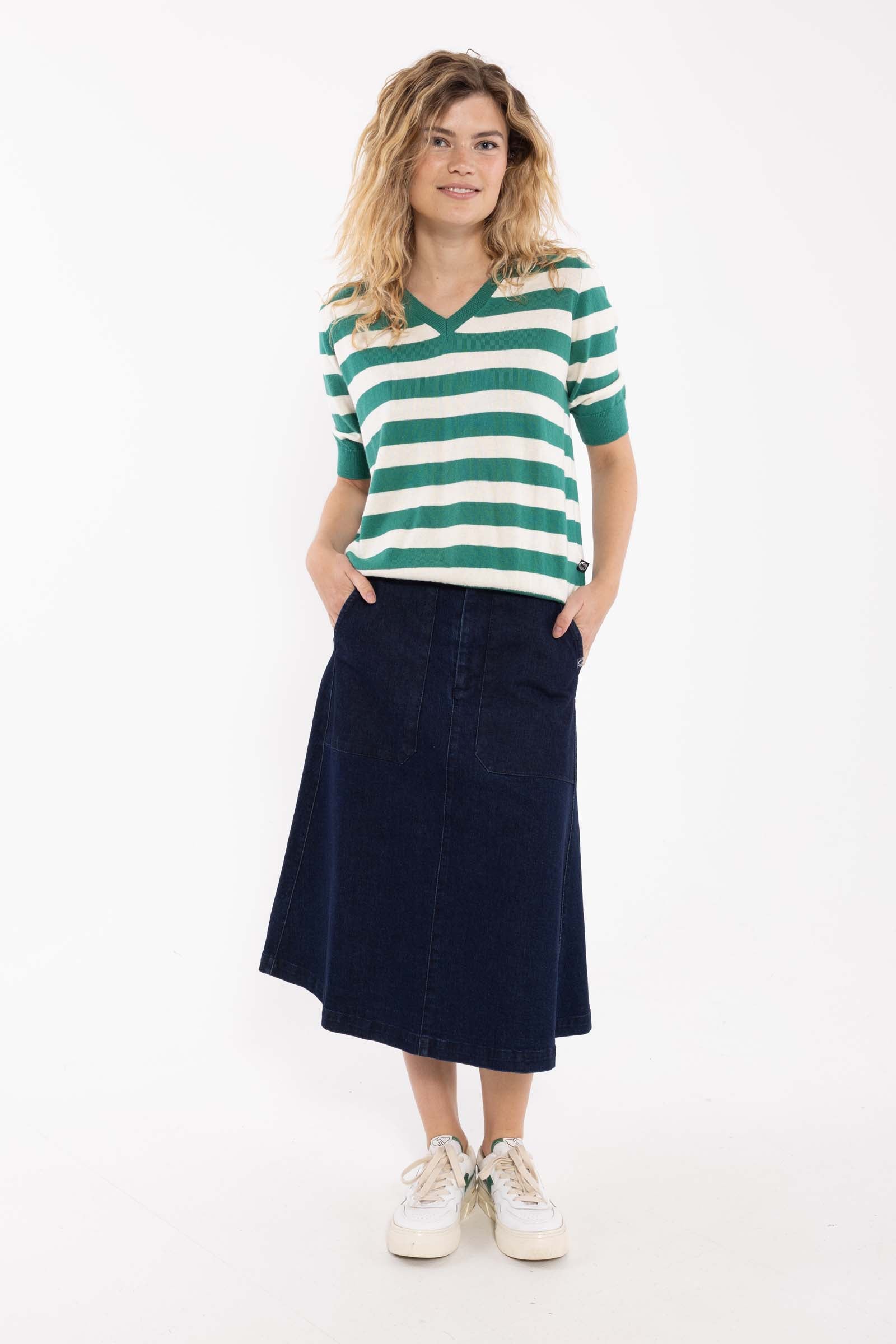 Smart kortærmet sweater med grønne og hvide striber og v-hals til kvinder