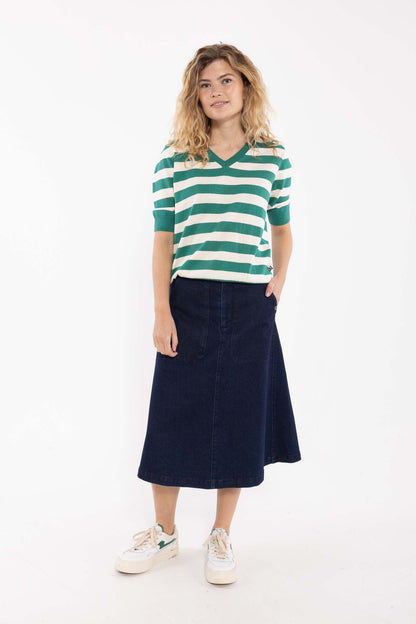 Smart kortærmet sweater med grønne og hvide striber og v-hals til kvinder