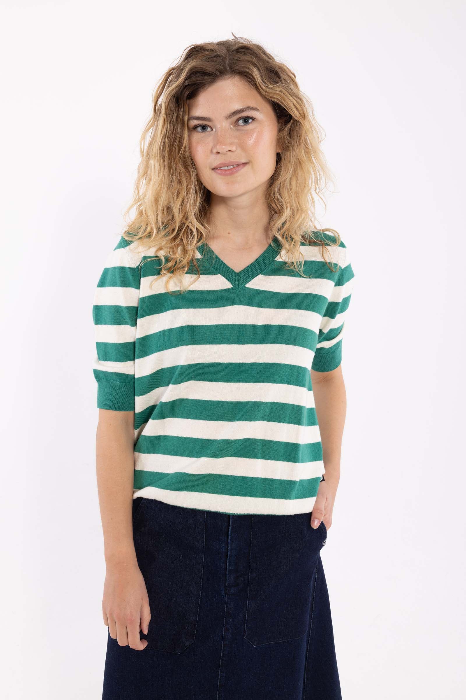 Smart kortærmet sweater med grønne og hvide striber og v-hals til kvinder