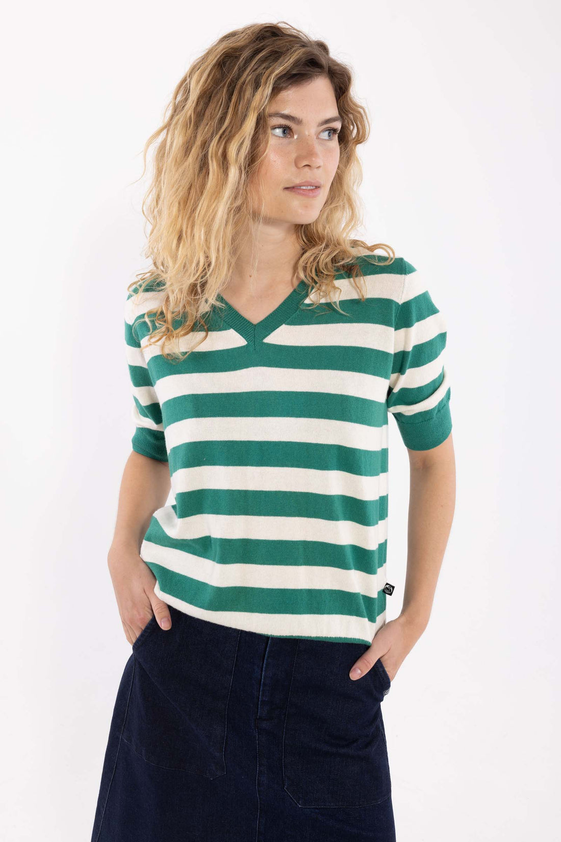 Smart kortærmet sweater med grønne og hvide striber og v-hals til kvinder