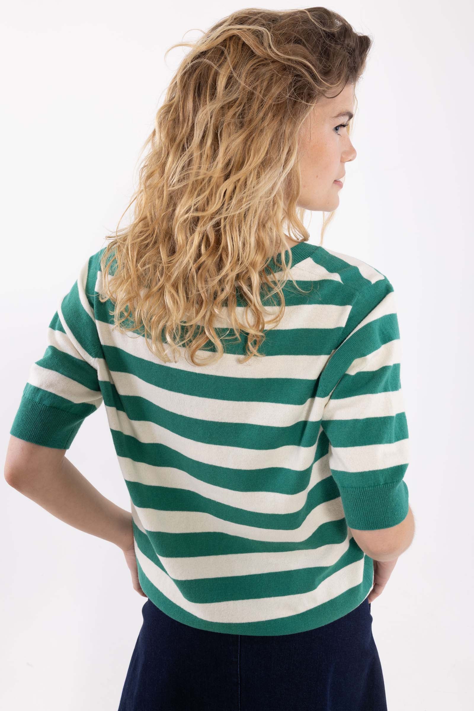 Smart kortærmet sweater med grønne og hvide striber og v-hals til kvinder