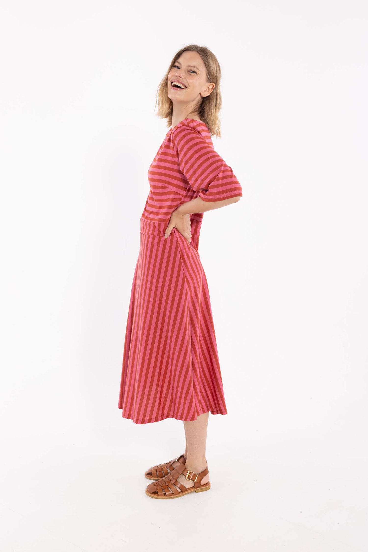 Sød kjole med striber i pink og brændt rød til kvinder