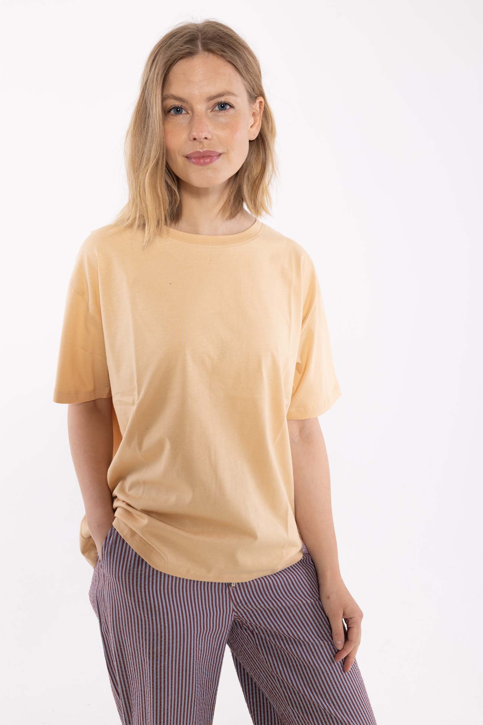Fin boxy t-shirt i varm sandfarve med rund hals til kvinder