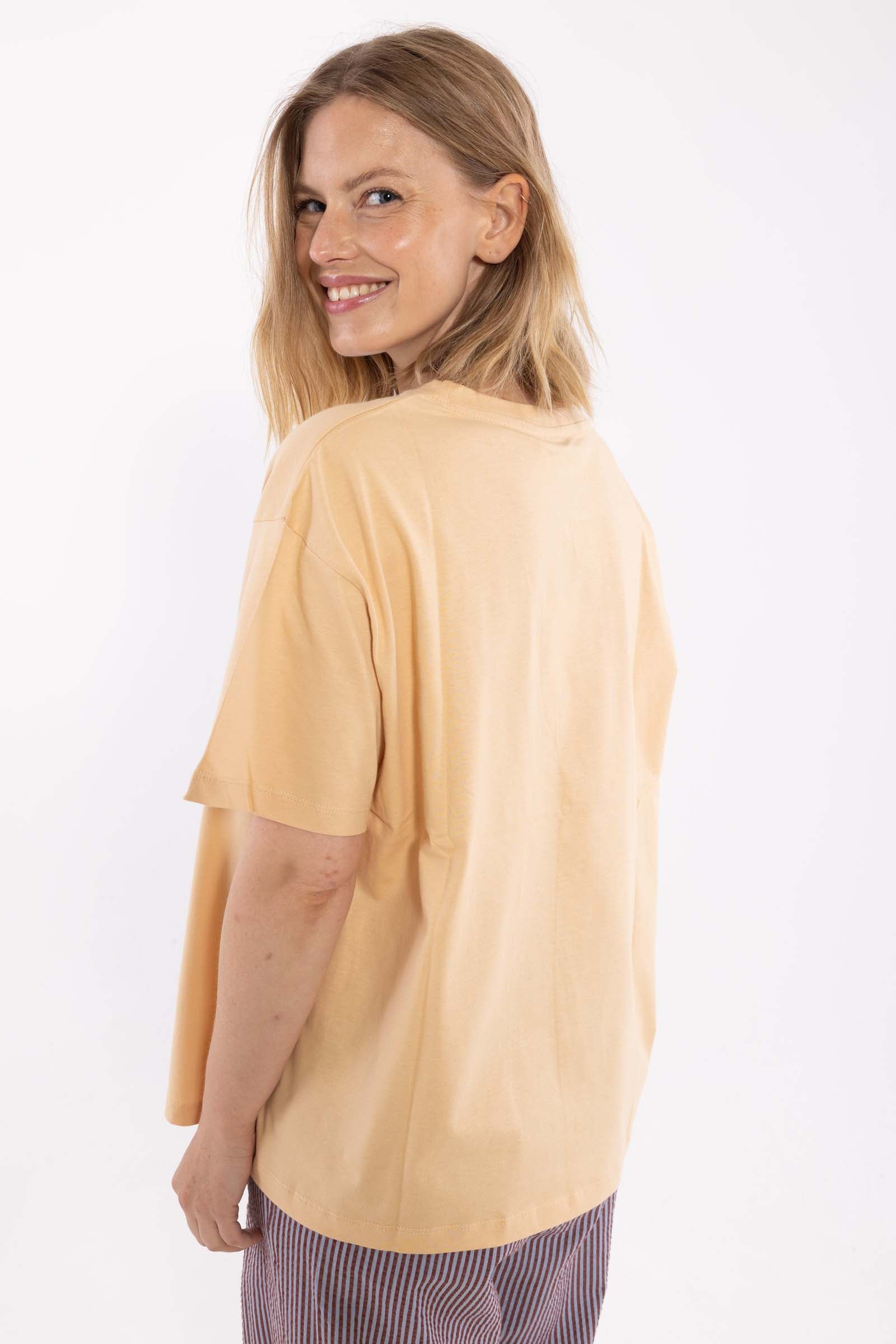 Fin boxy t-shirt i varm sandfarve med rund hals til kvinder