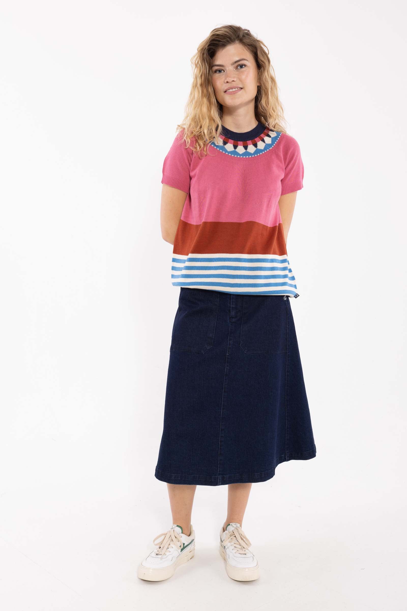 Sød farverig sweater i lyserøde, blå og hvide nuancer til kvinder