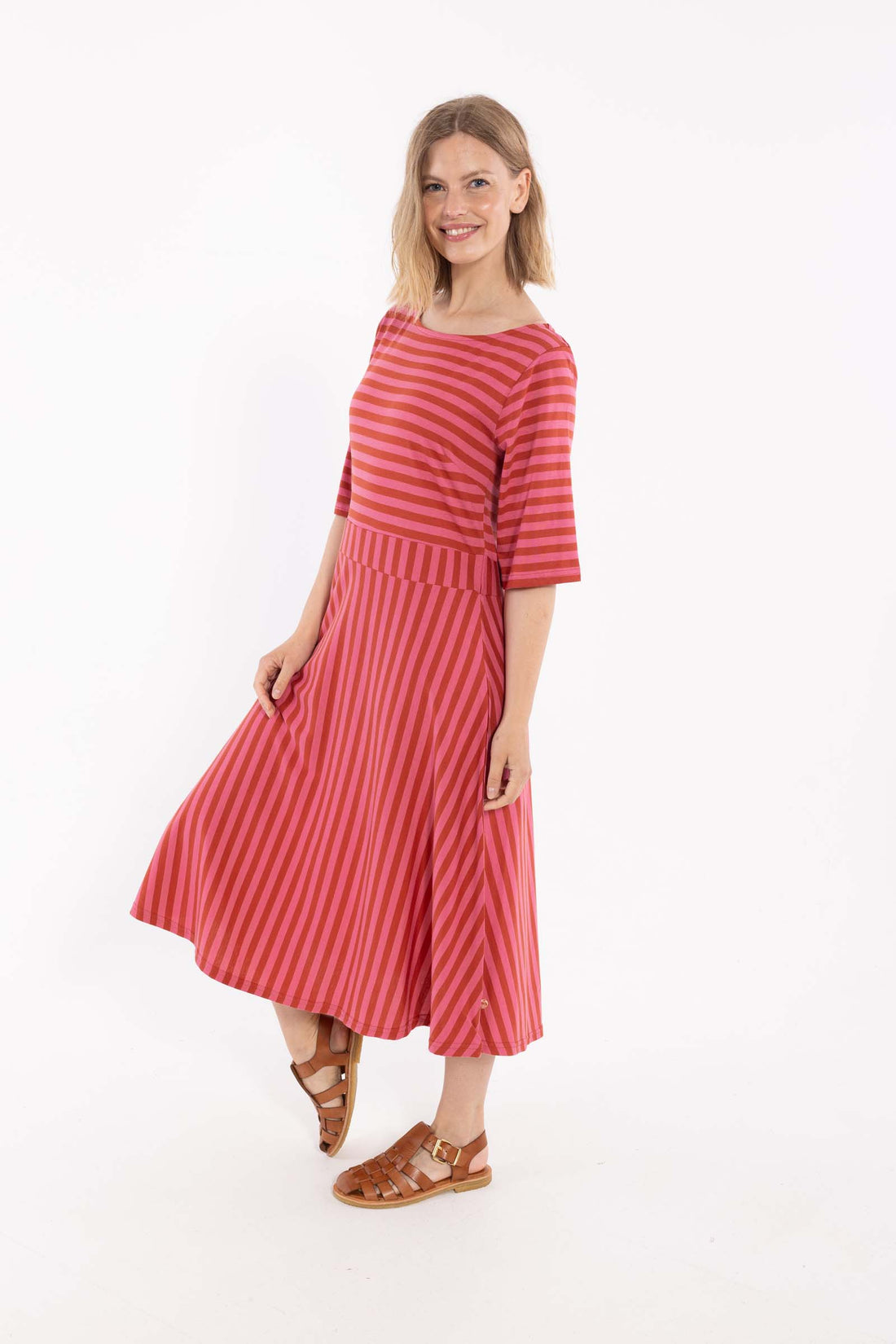 Sød kjole med striber i pink og brændt rød til kvinder