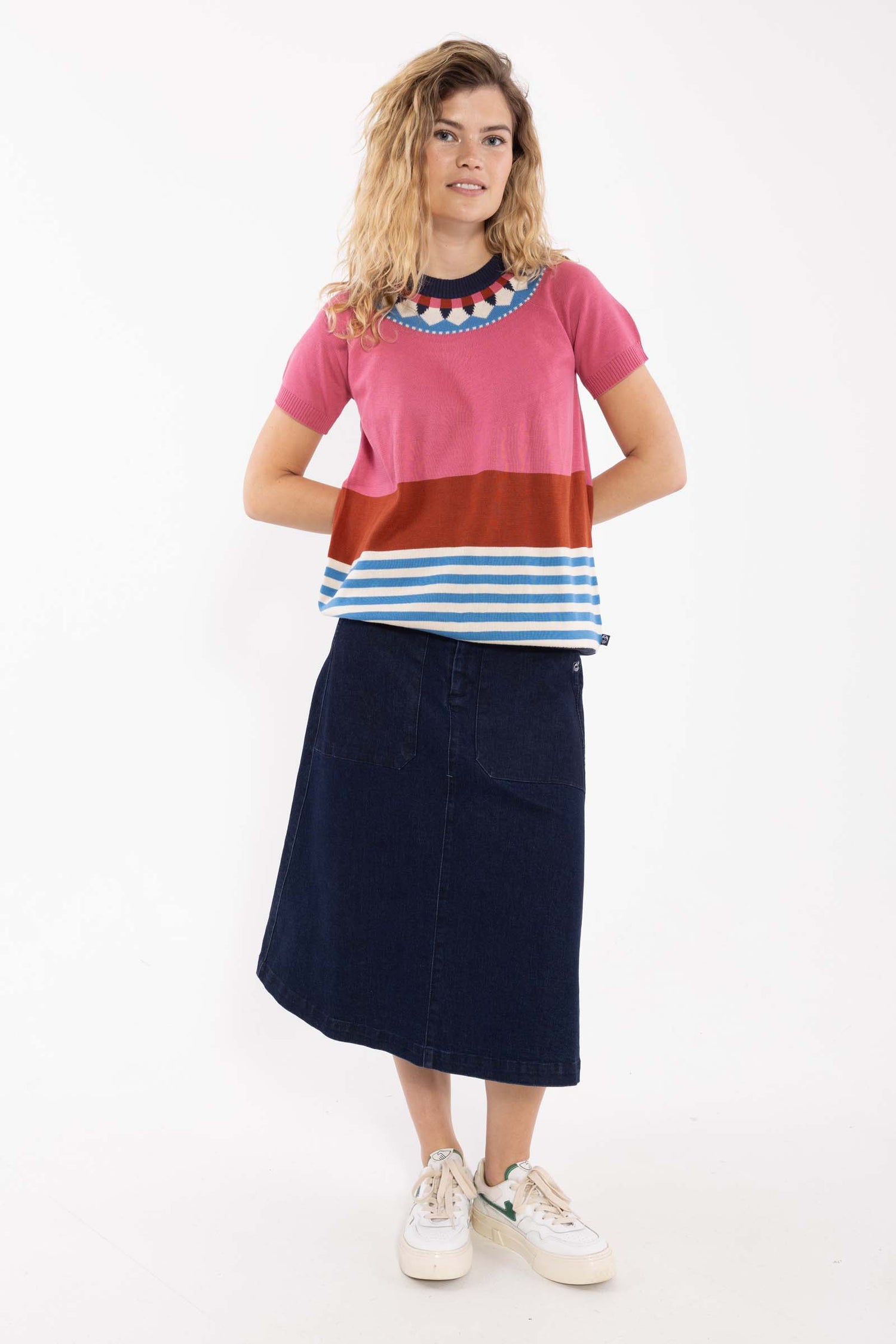 Sød farverig sweater i lyserøde, blå og hvide nuancer til kvinder