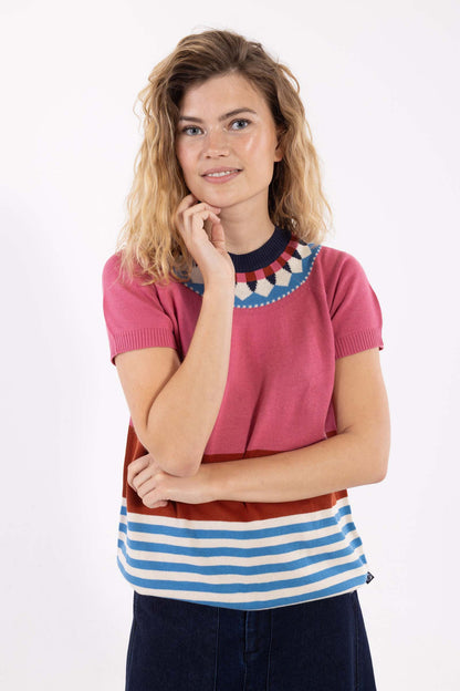 Sød farverig sweater i lyserøde, blå og hvide nuancer til kvinder