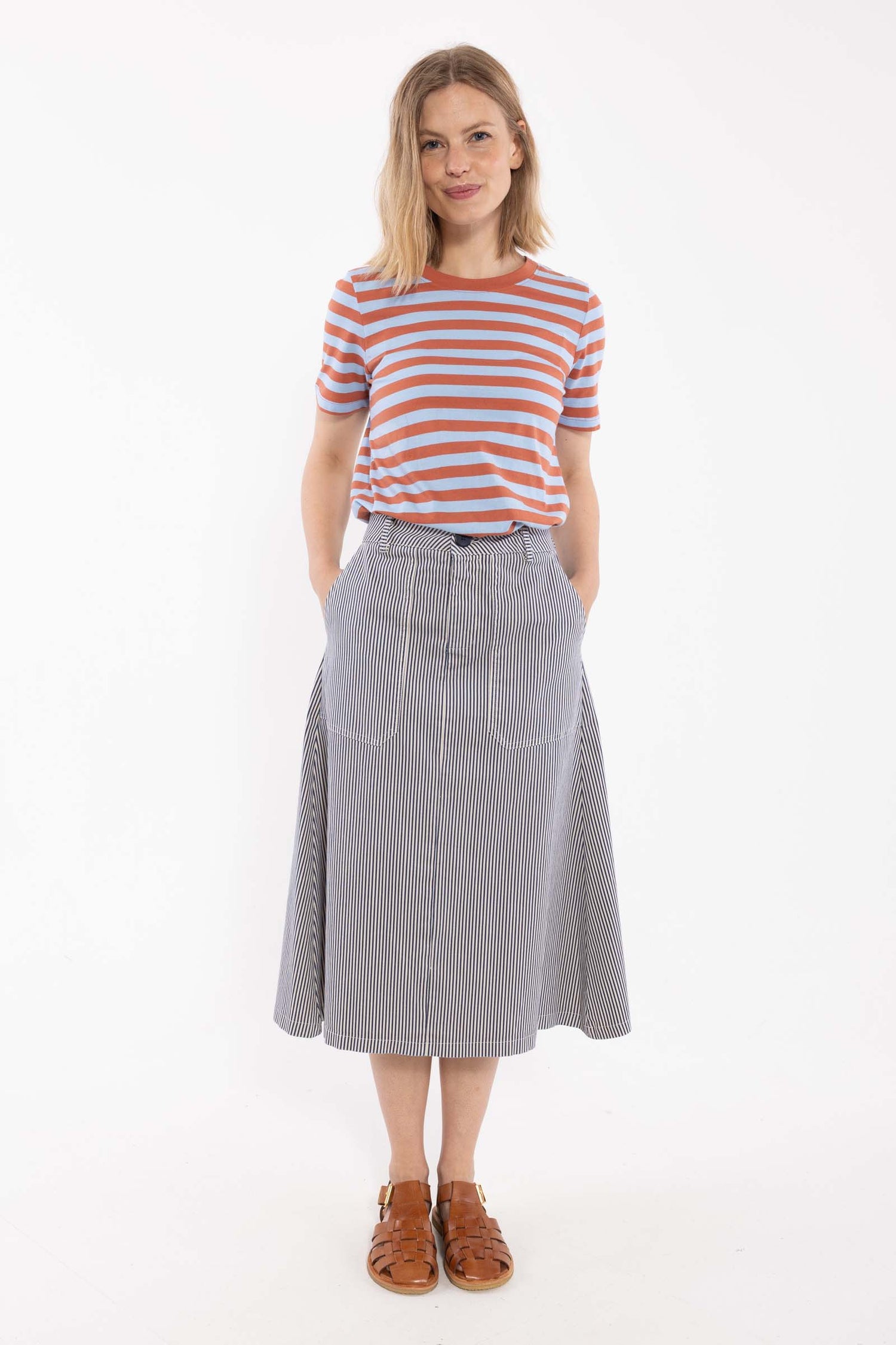 Smart t-shirt med rund hals og striber i lyseblå og orangebrun til kvinder