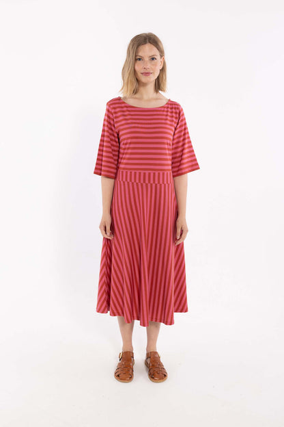 Sød kjole med striber i pink og brændt rød til kvinder