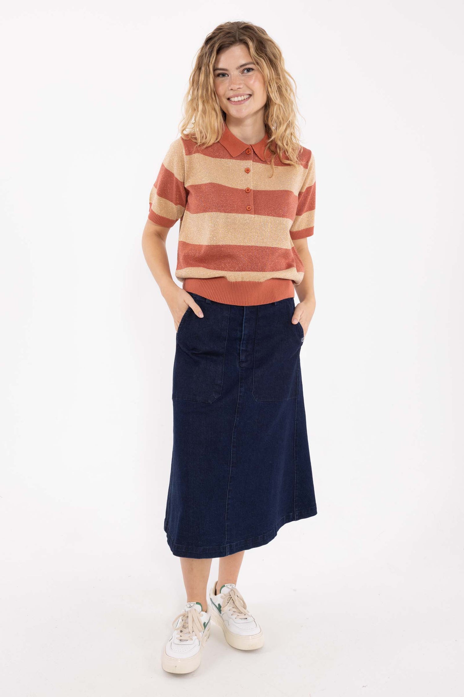 Smart stribet sweater med glitter, krave og korte ærmer til kvinder