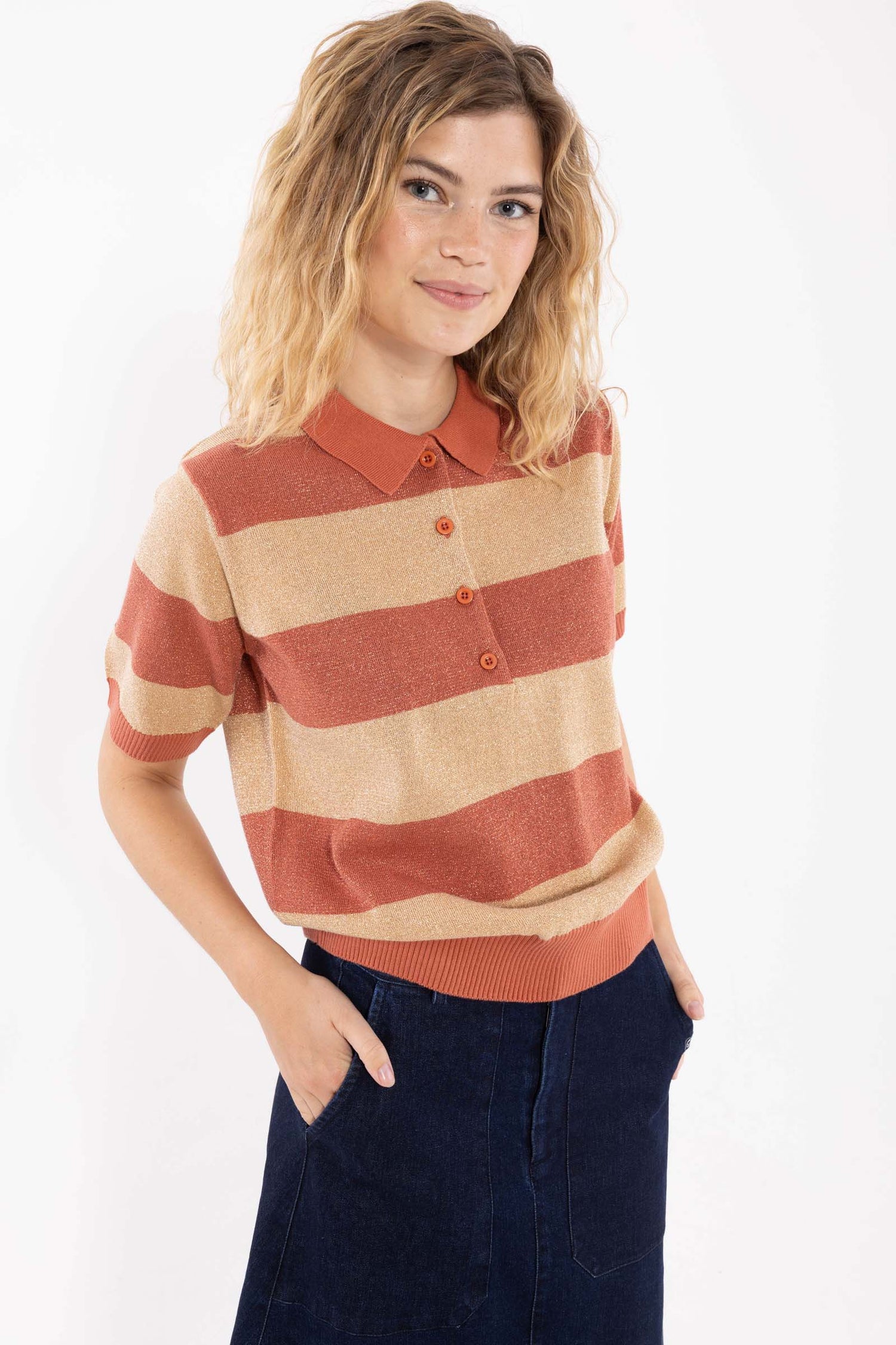 Smart stribet sweater med glitter, krave og korte ærmer til kvinder