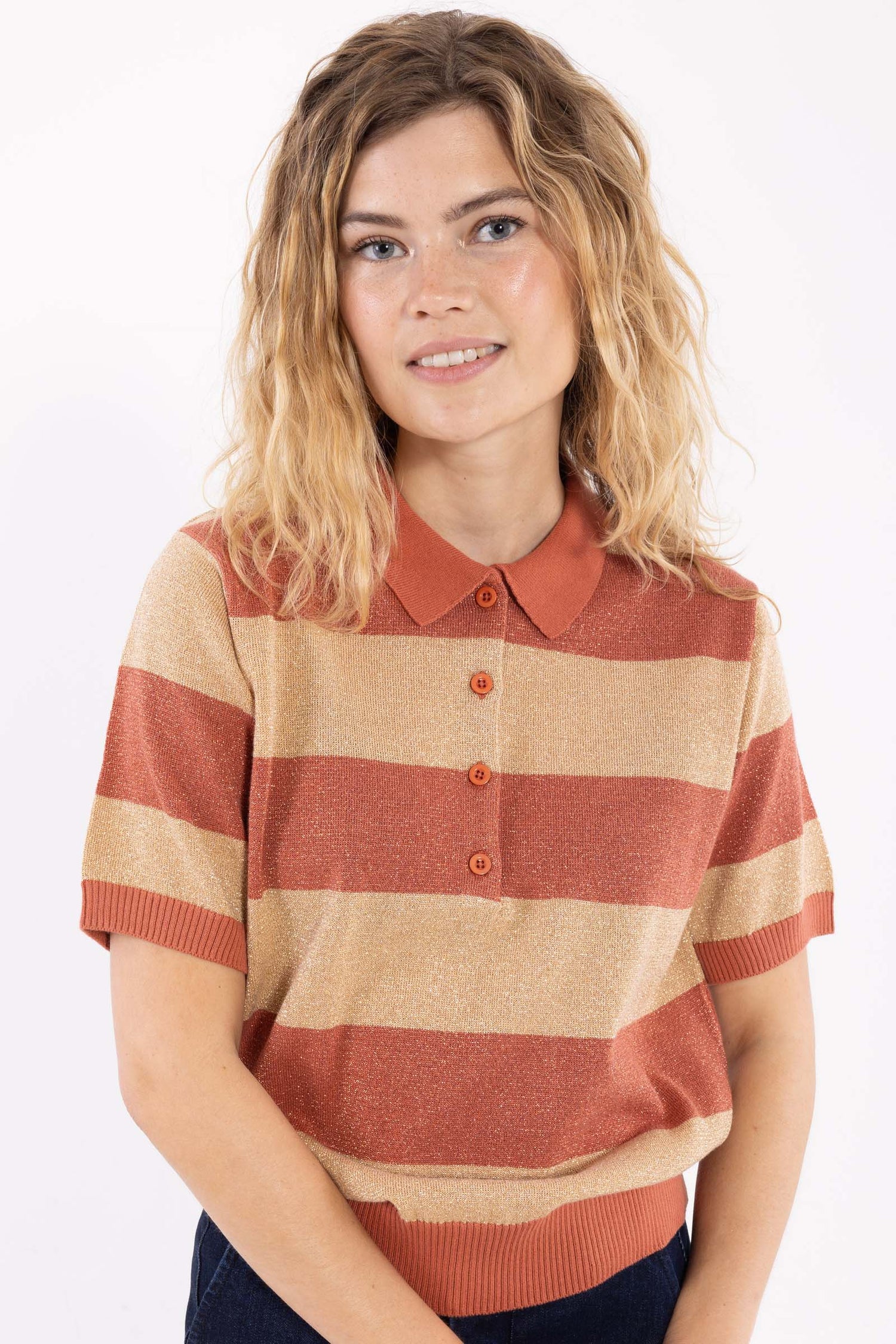 Smart stribet sweater med glitter, krave og korte ærmer til kvinder