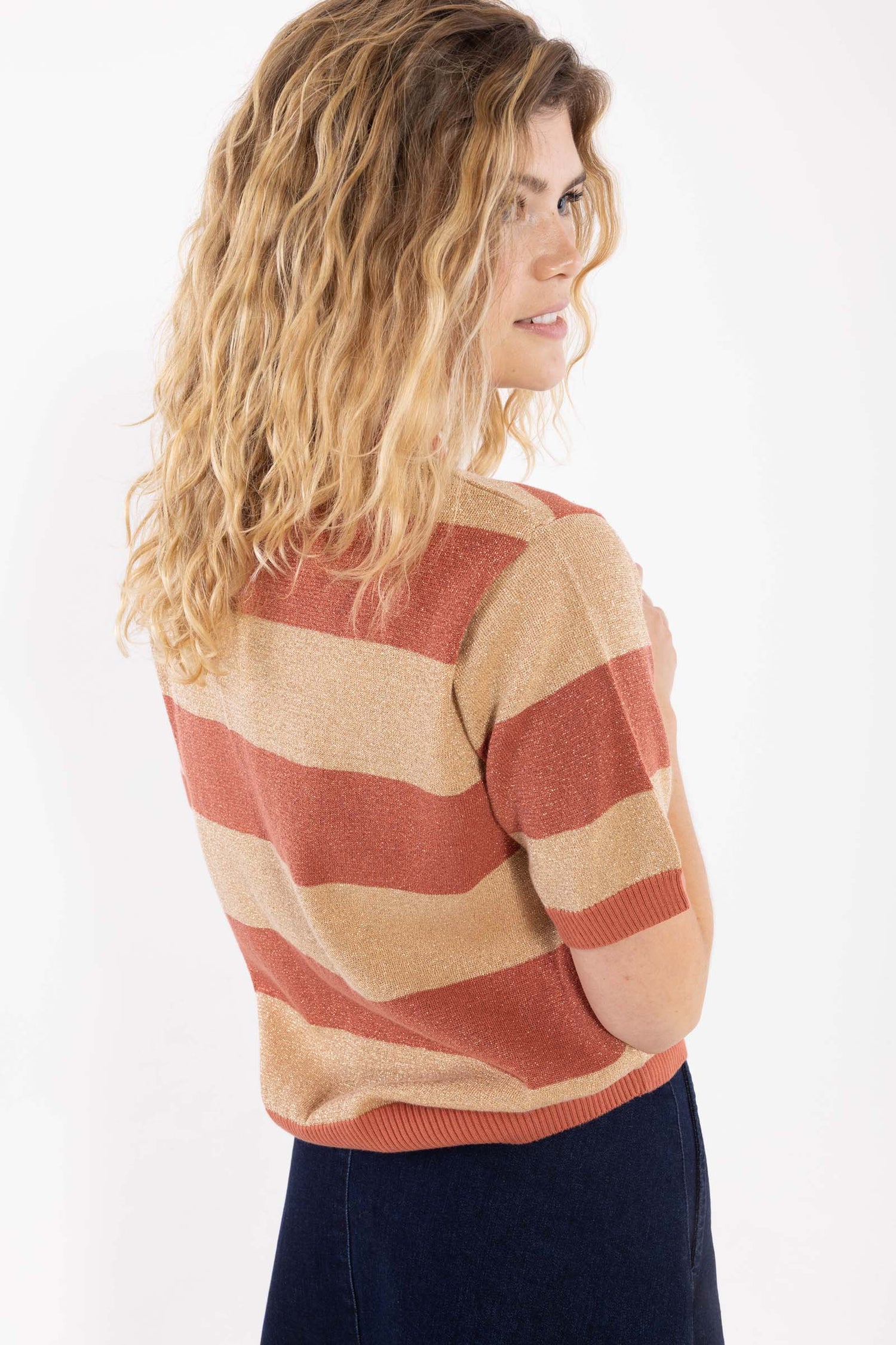 Smart stribet sweater med glitter, krave og korte ærmer til kvinder