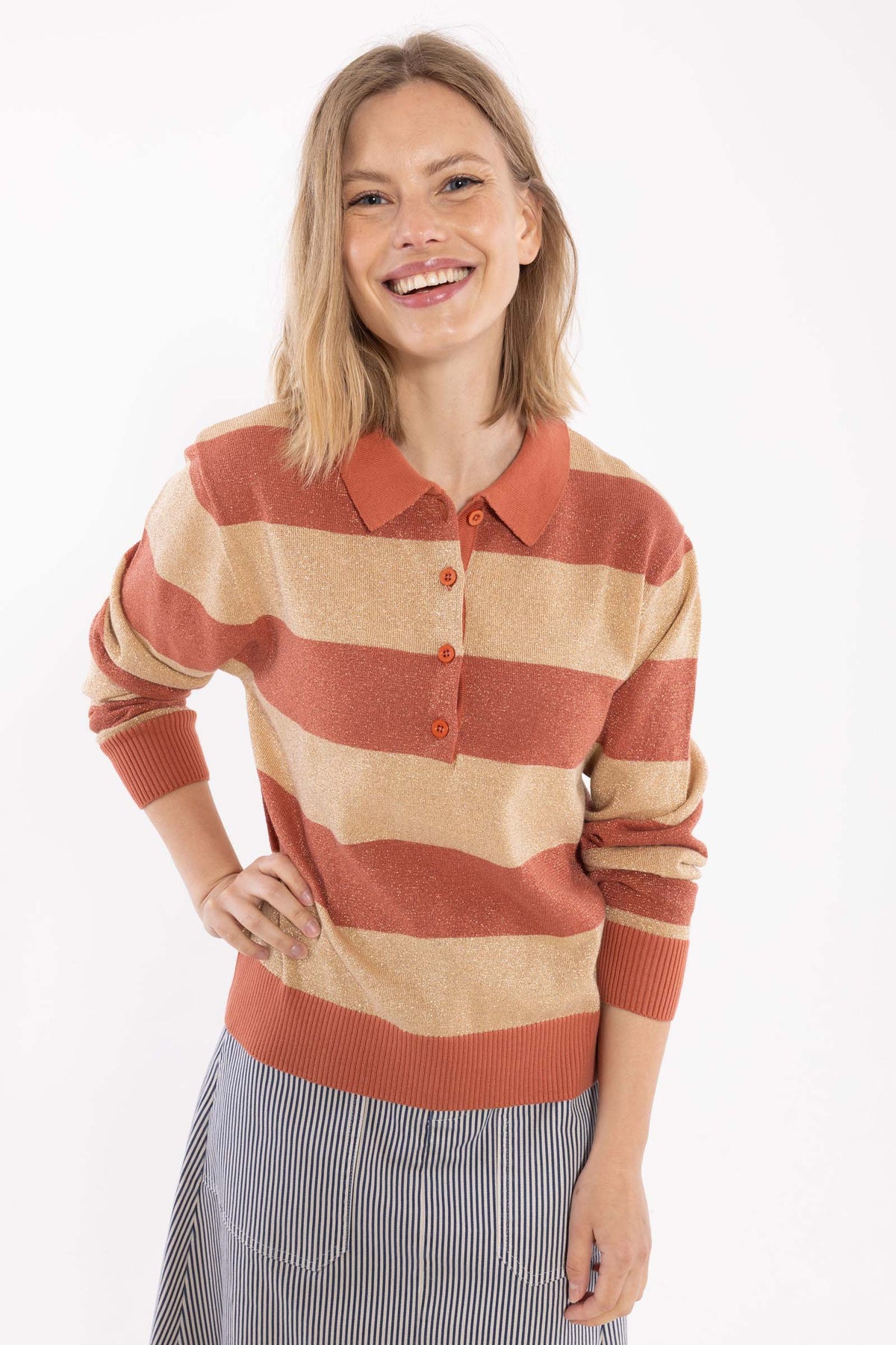Flot stribet sweater med glitter, krave og knapper til kvinder fra Danefæ