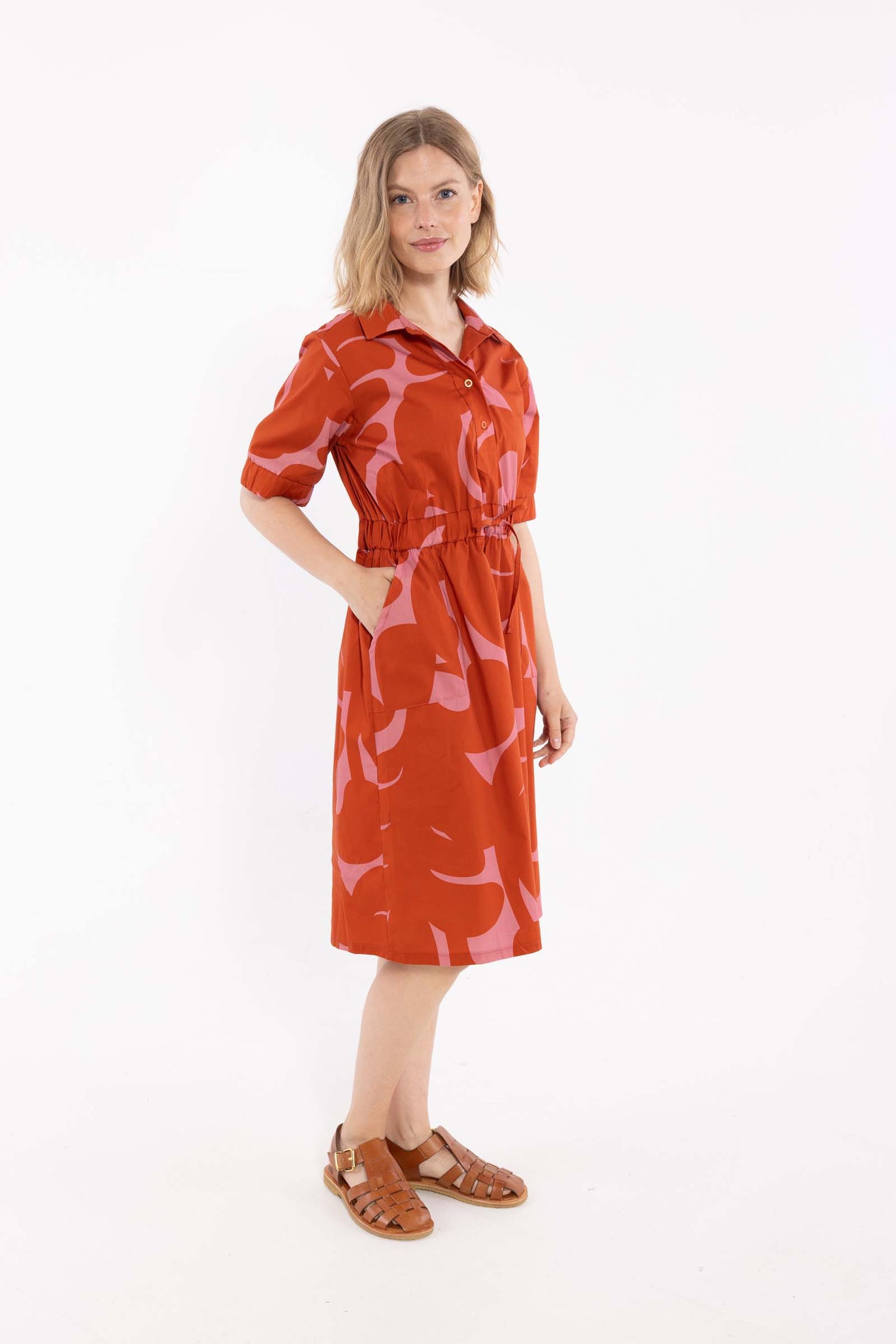 Fin skjortekjole med abstrakt mønster i rød og pink til kvinder