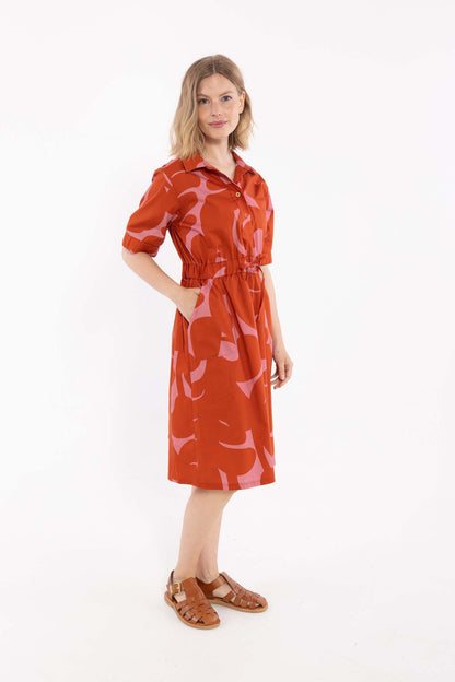 Fin skjortekjole med abstrakt mønster i rød og pink til kvinder