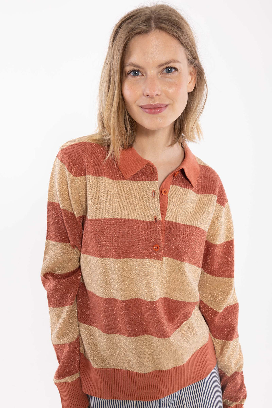 Flot stribet sweater med glitter, krave og knapper til kvinder fra Danefæ