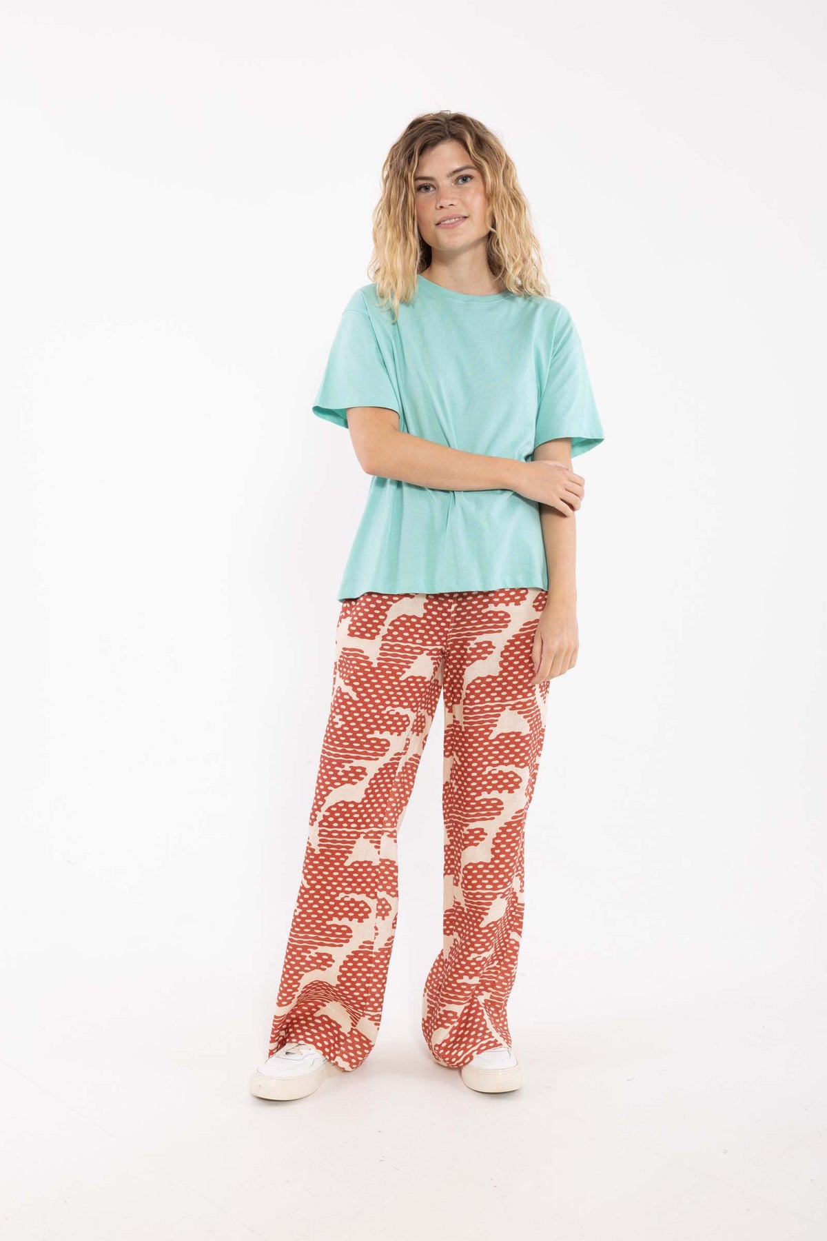 Fin boxy t-shirt i mint med rund hals til kvinder