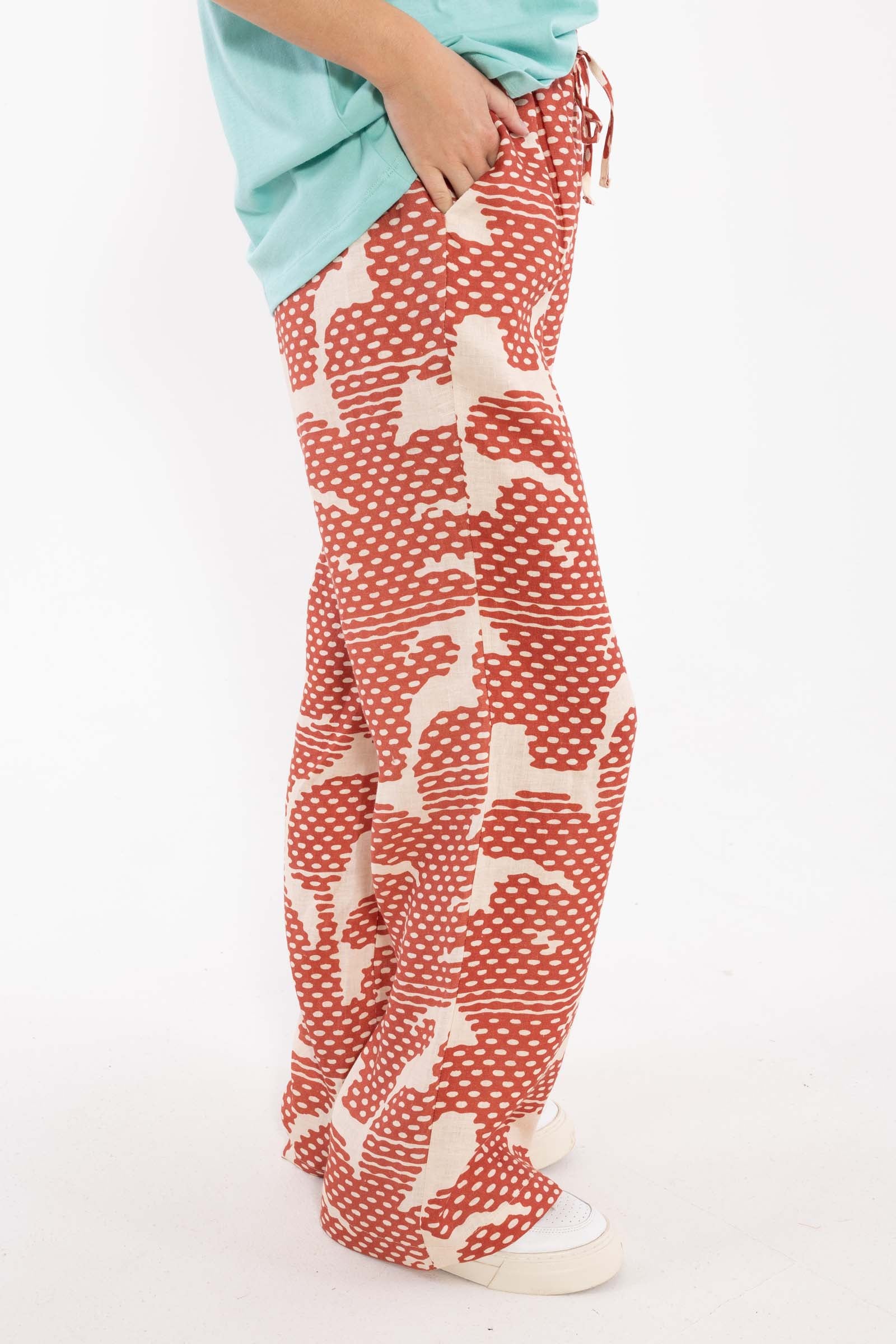 Fine mønstrede bukser i orangebrun og varm sandfarve i lækker hørblanding til kvinder