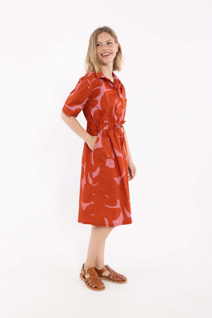 Fin skjortekjole med abstrakt mønster i rød og pink til kvinder