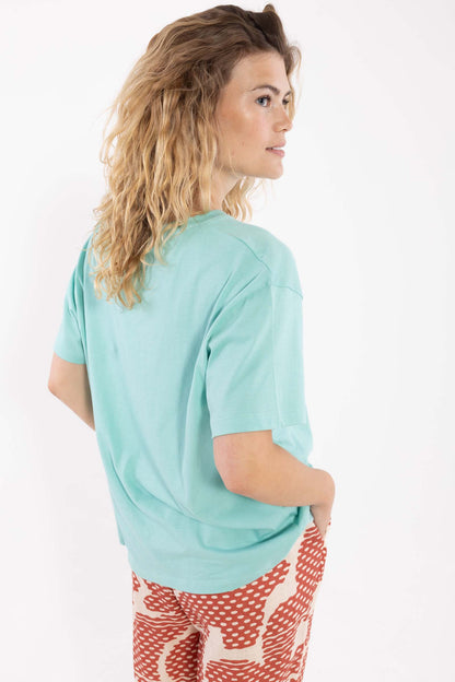 Fin boxy t-shirt i mint med rund hals til kvinder