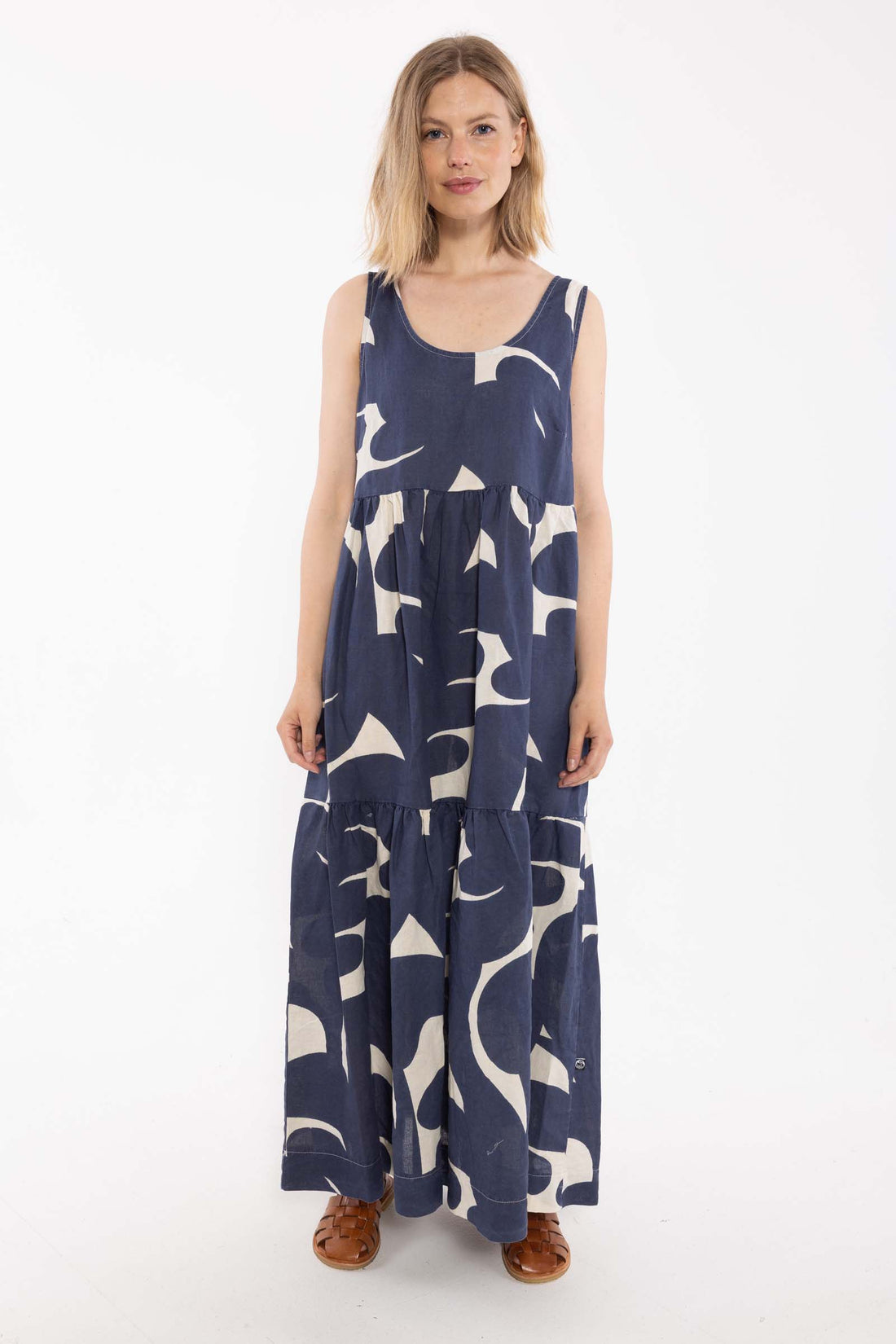 Flot og luftig kjole i mørkeblåt og hvidt bladmønster