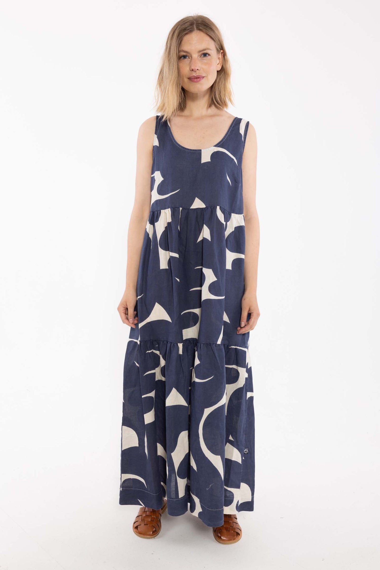 Flot og luftig kjole i mørkeblåt og hvidt bladmønster