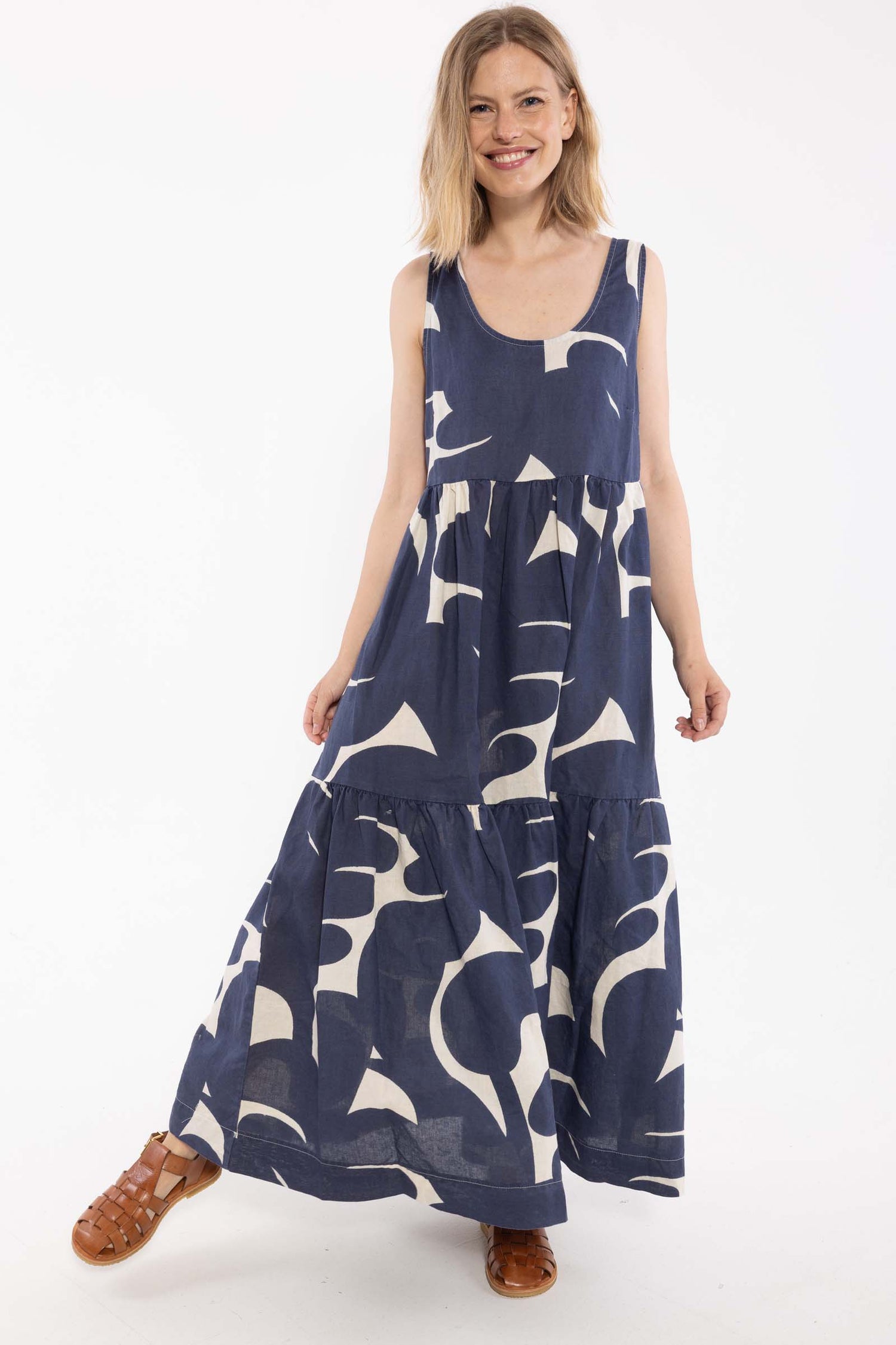 Flot og luftig kjole i mørkeblåt og hvidt bladmønster