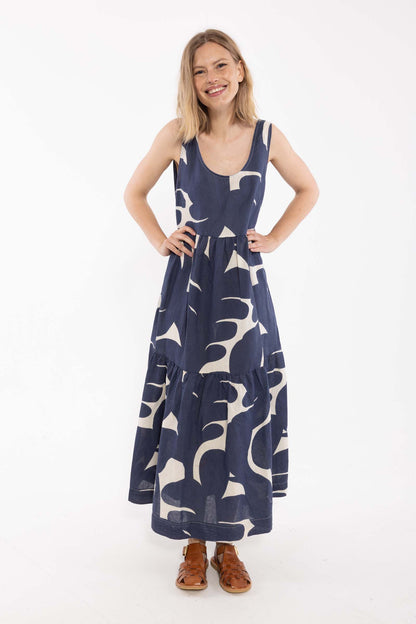 Flot og luftig kjole i mørkeblåt og hvidt bladmønster