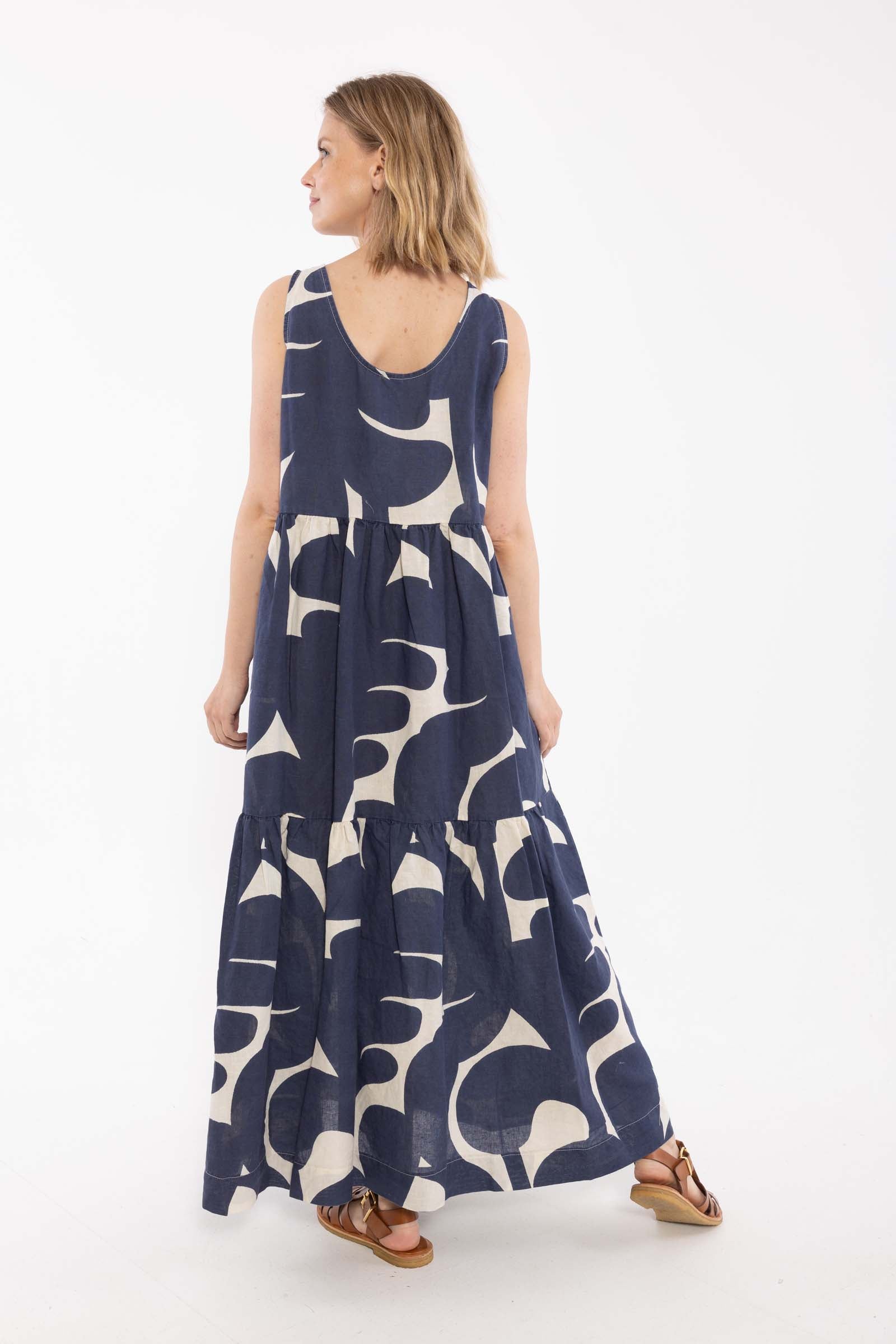 Flot og luftig kjole i mørkeblåt og hvidt bladmønster