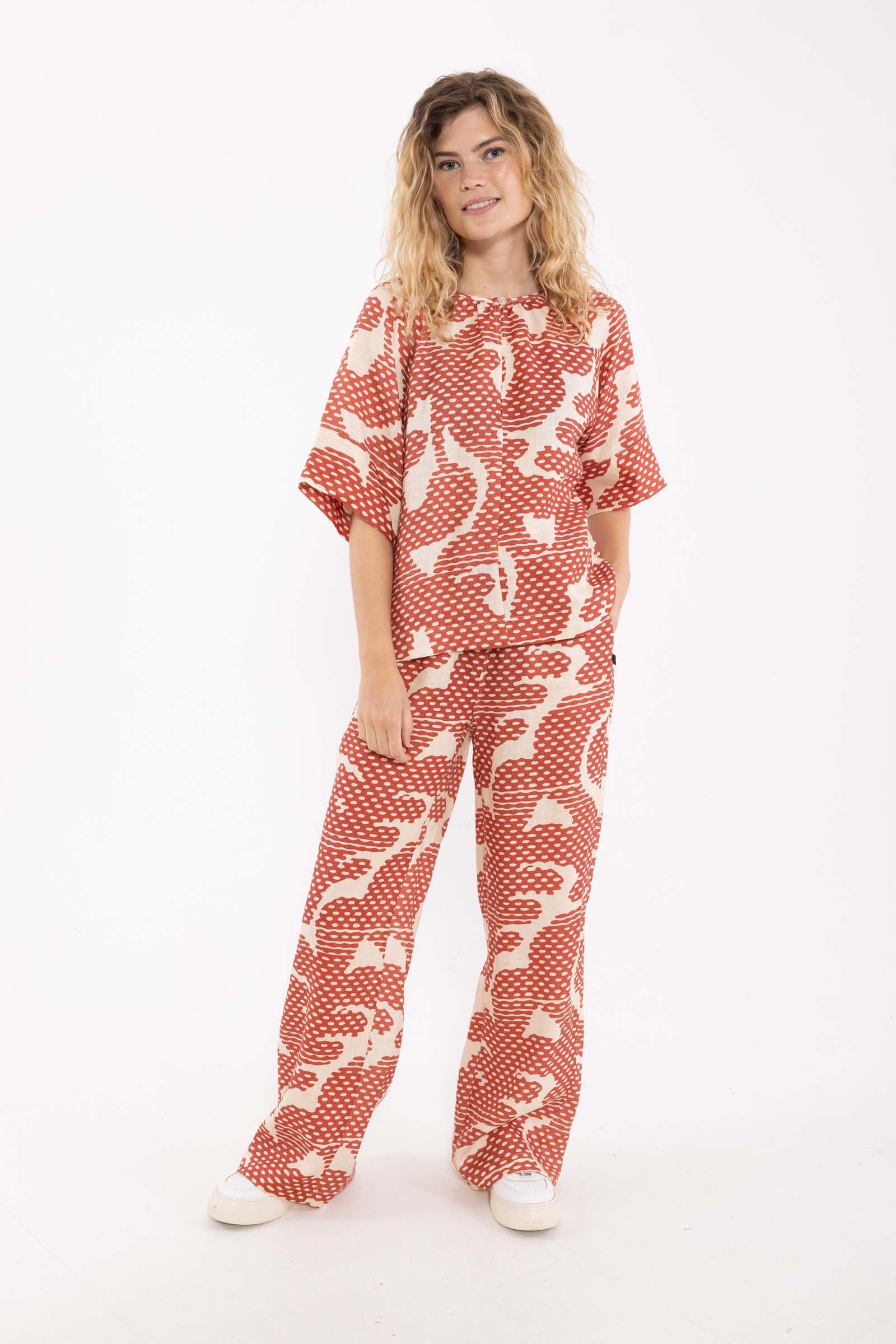 Sød skjortebluse i orangebrunt og sandfarvet mønster og lækker hørblanding til kvinder