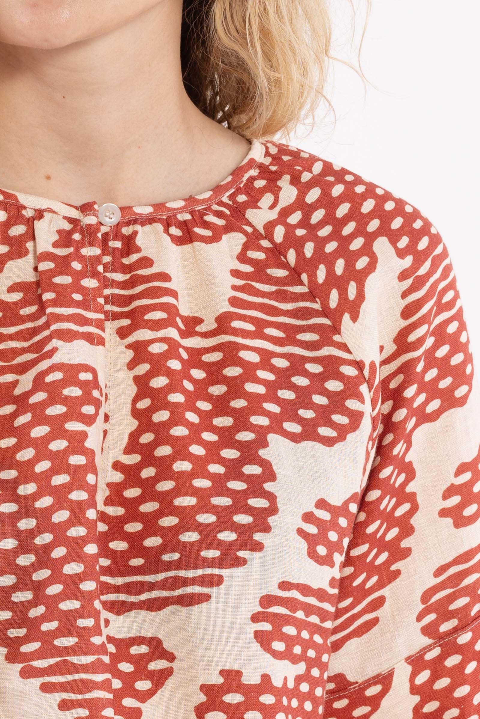 Sød skjortebluse i orangebrunt og sandfarvet mønster og lækker hørblanding til kvinder