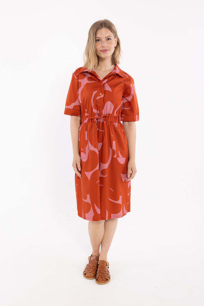 Fin skjortekjole med abstrakt mønster i rød og pink til kvinder