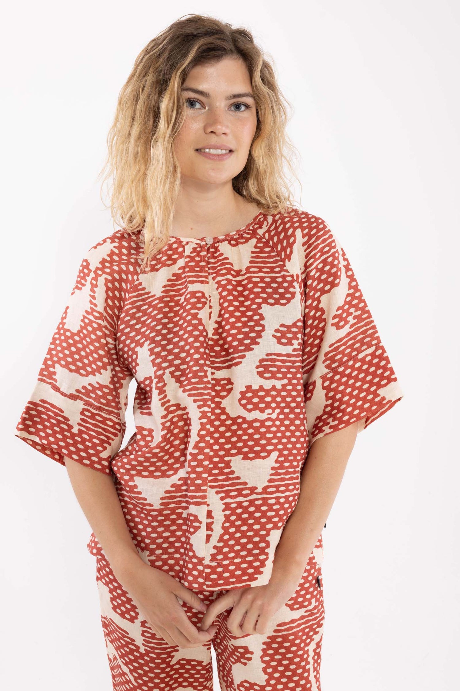 Sød skjortebluse i orangebrunt og sandfarvet mønster og lækker hørblanding til kvinder